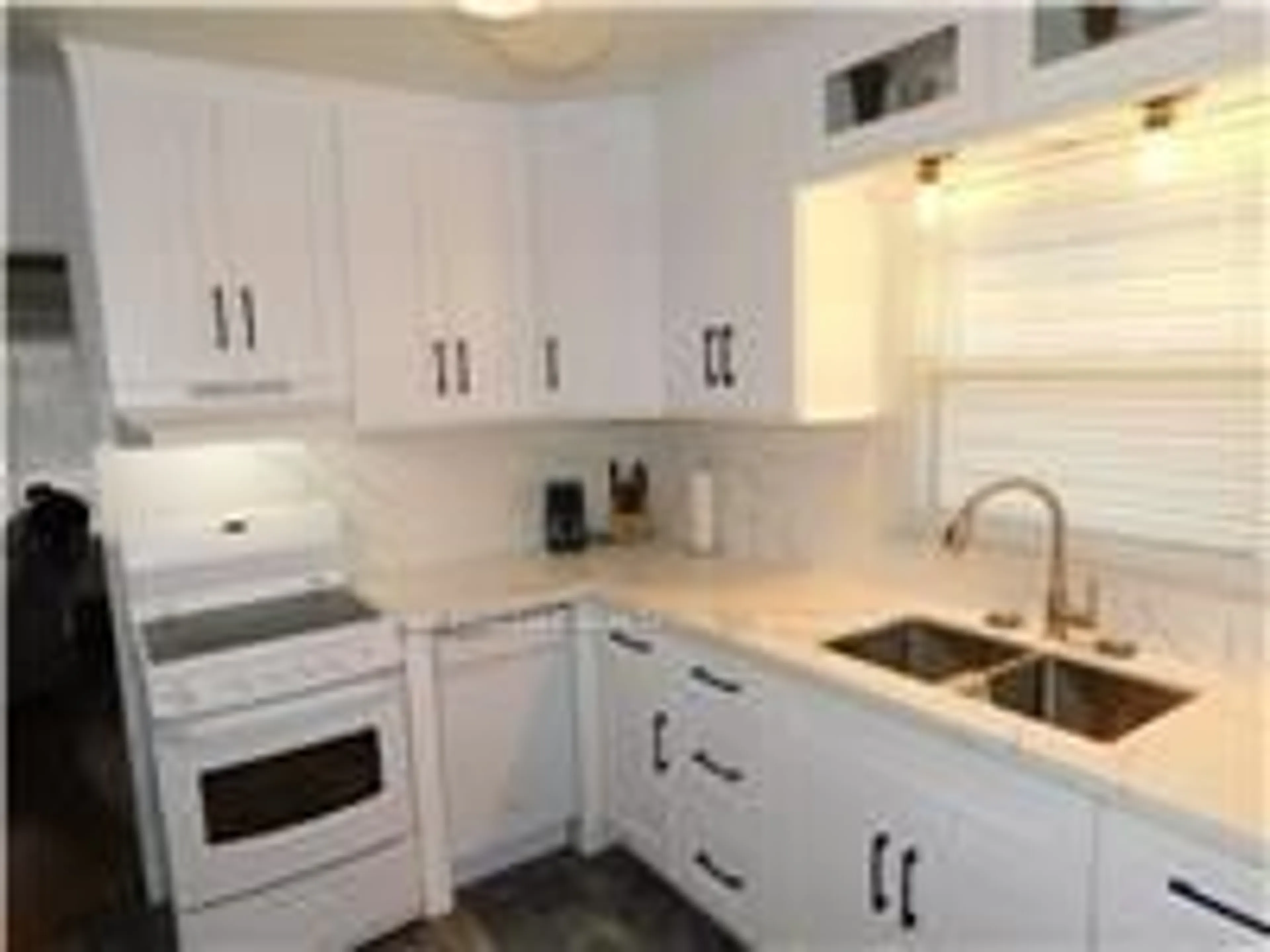 Standard kitchen, unknown for 625 Tate Ave, Hamilton Ontario L8H 6L4