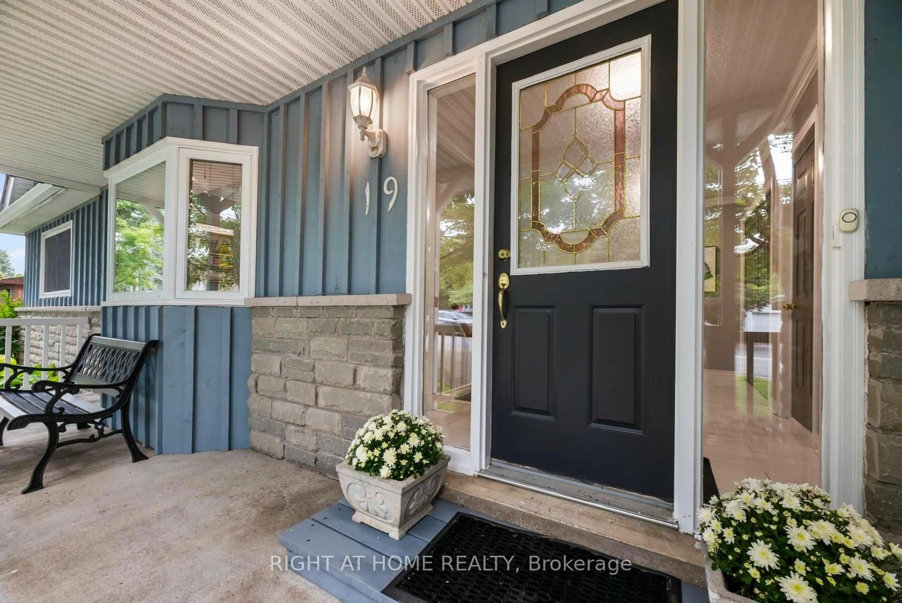 Indoor entryway for 19 Parliament St, Cramahe Ontario K0K 1S0