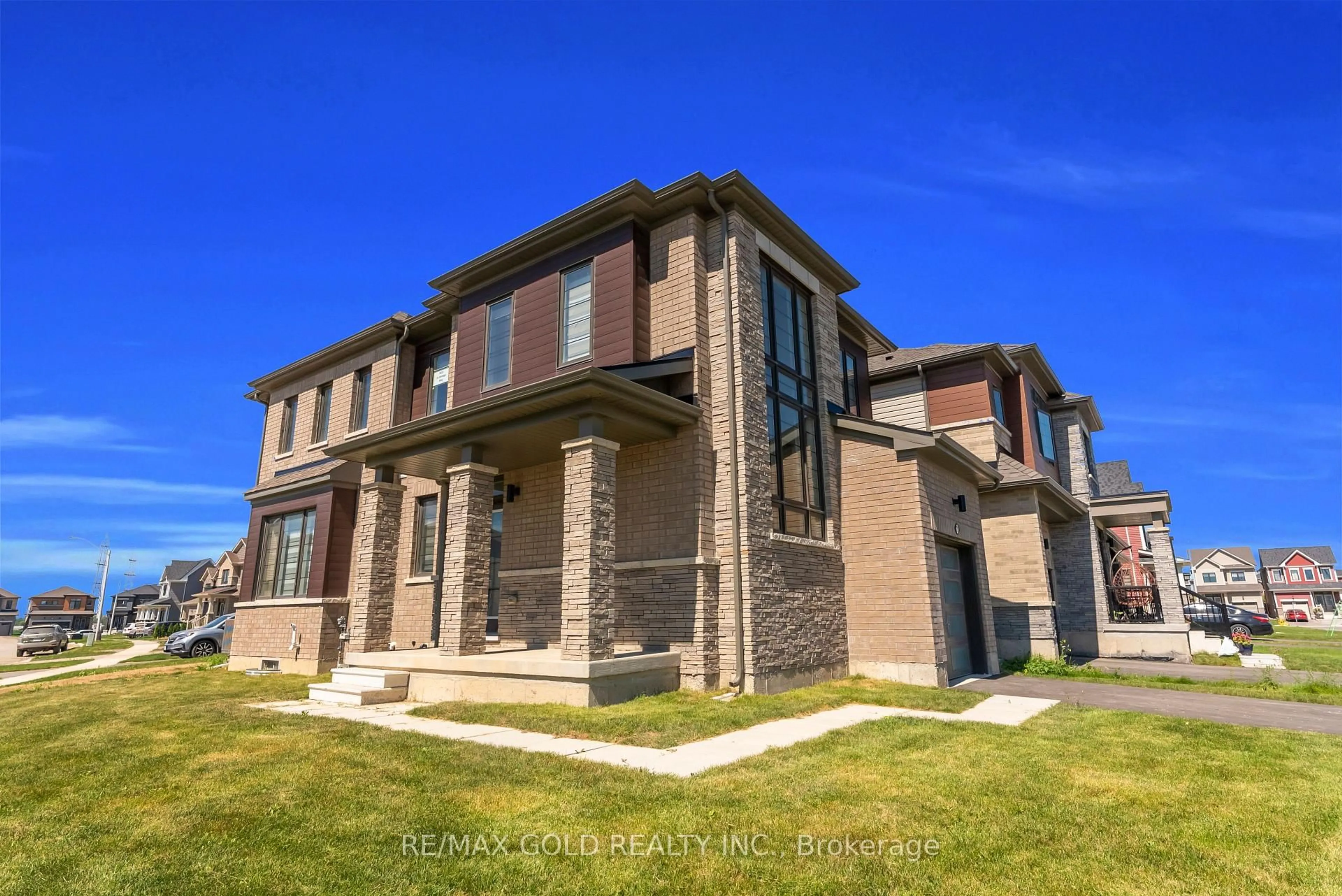 Home with brick exterior material, building for 25 Heritage Way, Thorold Ontario L2V 0N9