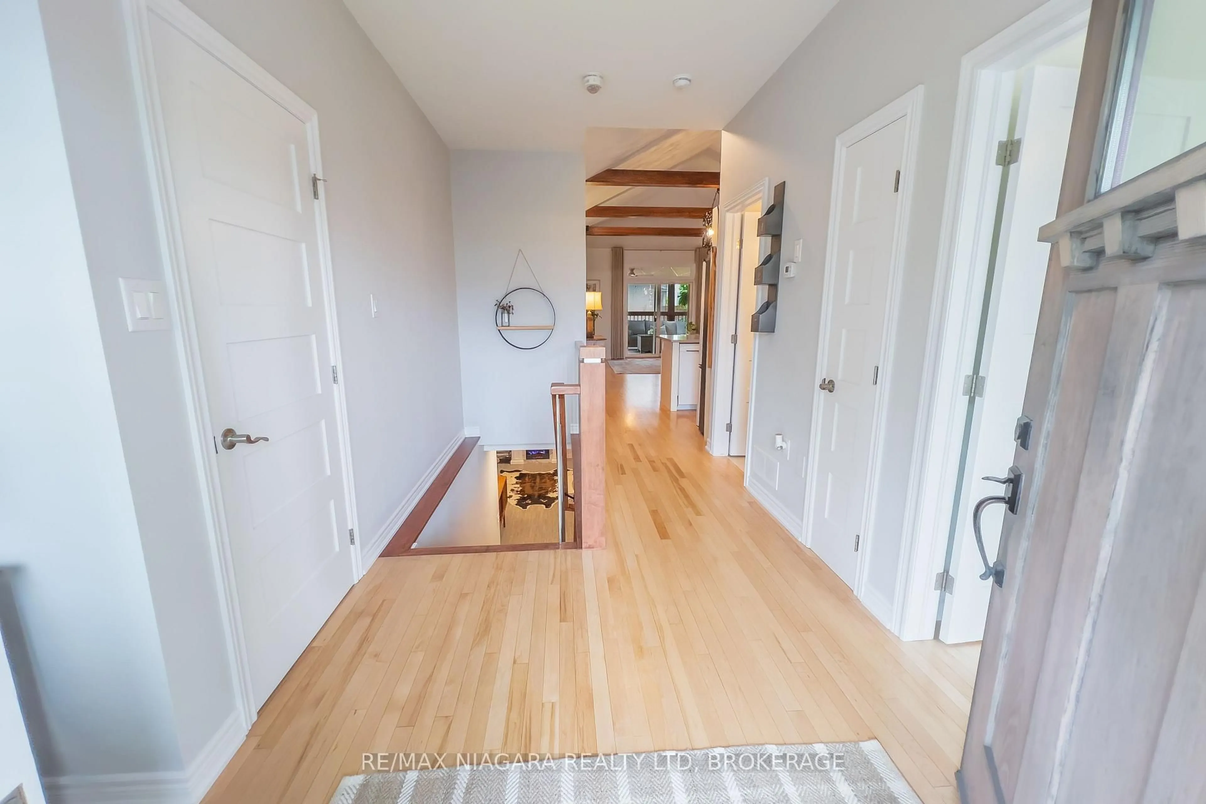 Indoor entryway for 436 RIDGEWAY Rd, Fort Erie Ontario L0S 1B0
