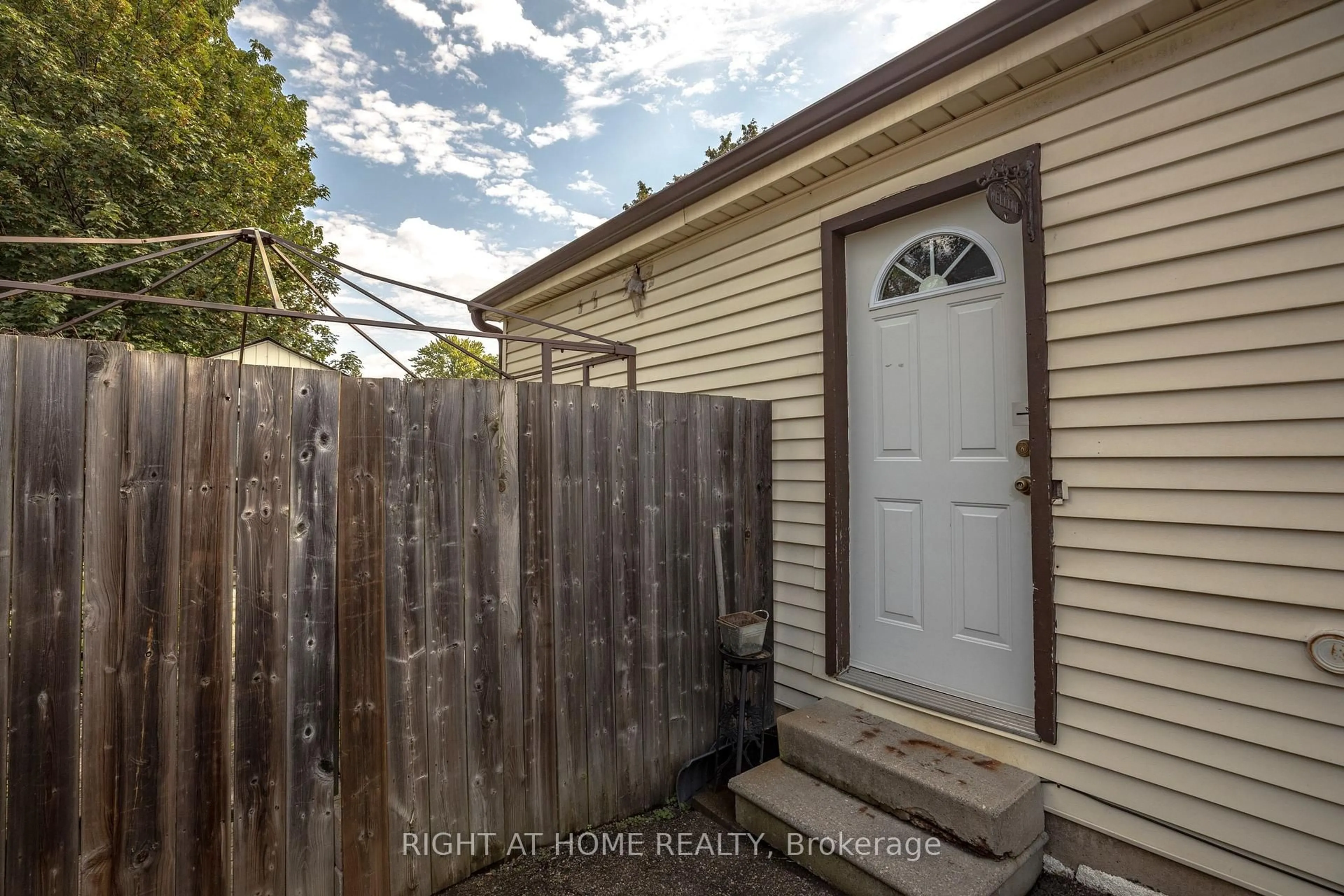 A pic from outside/outdoor area/front of a property/back of a property/a pic from drone, street for 134 Catharine Ave, Brantford Ontario N3T 1Y4