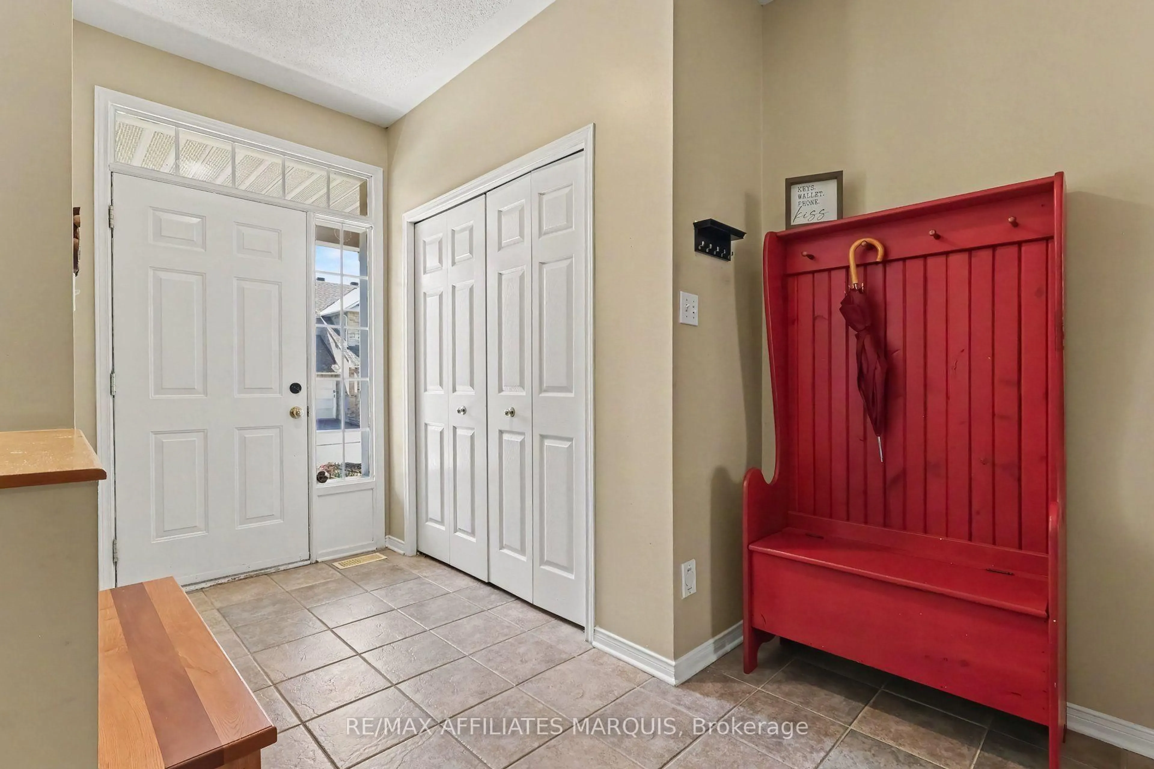 Indoor entryway for 218 Annapolis Circ, Ottawa Ontario K1V 1Y9