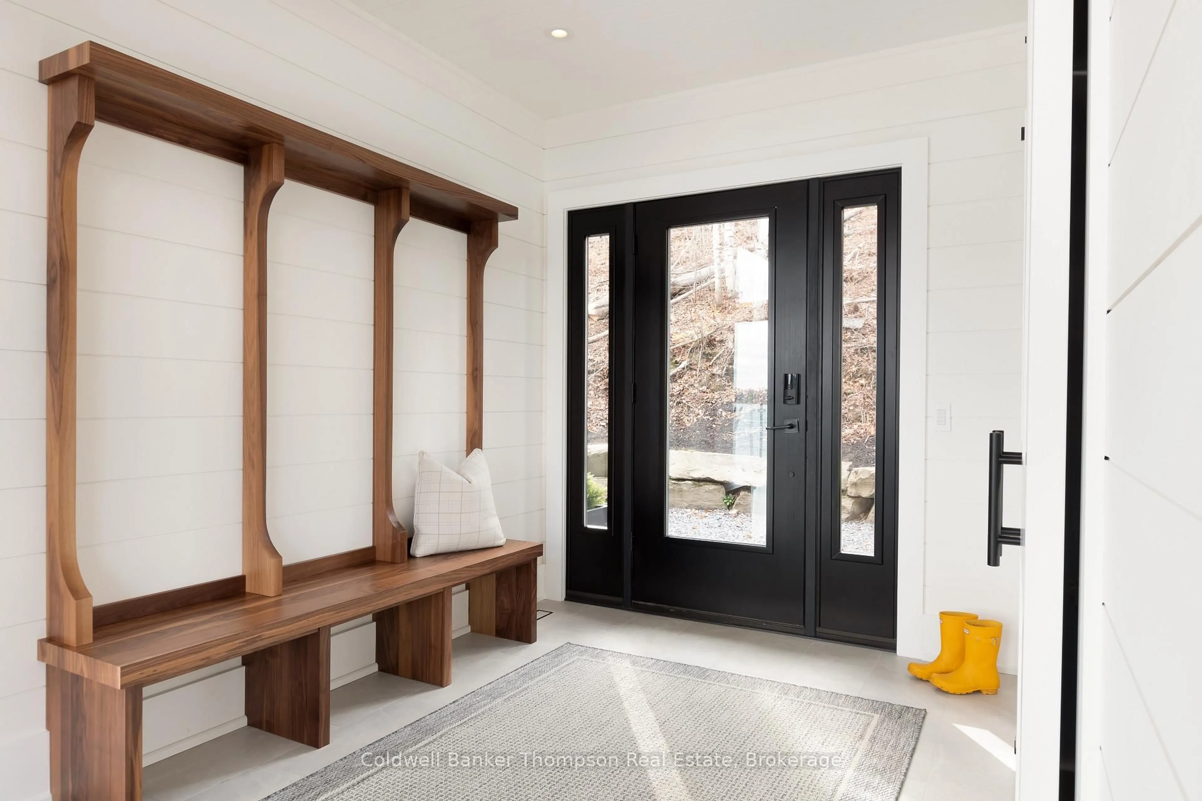 Indoor entryway for 161 Wilson Dr, Huntsville Ontario P1H 2J2