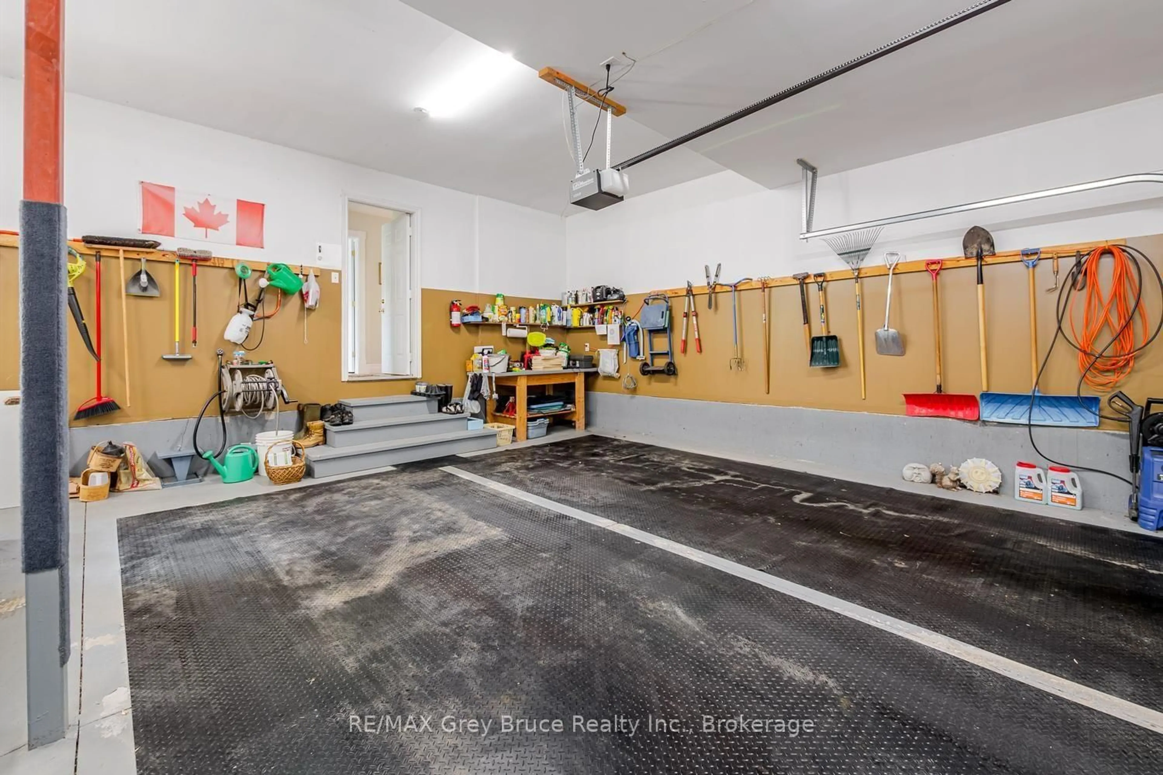 Indoor garage for 1510 7th Ave, Owen Sound Ontario N4K 6V8