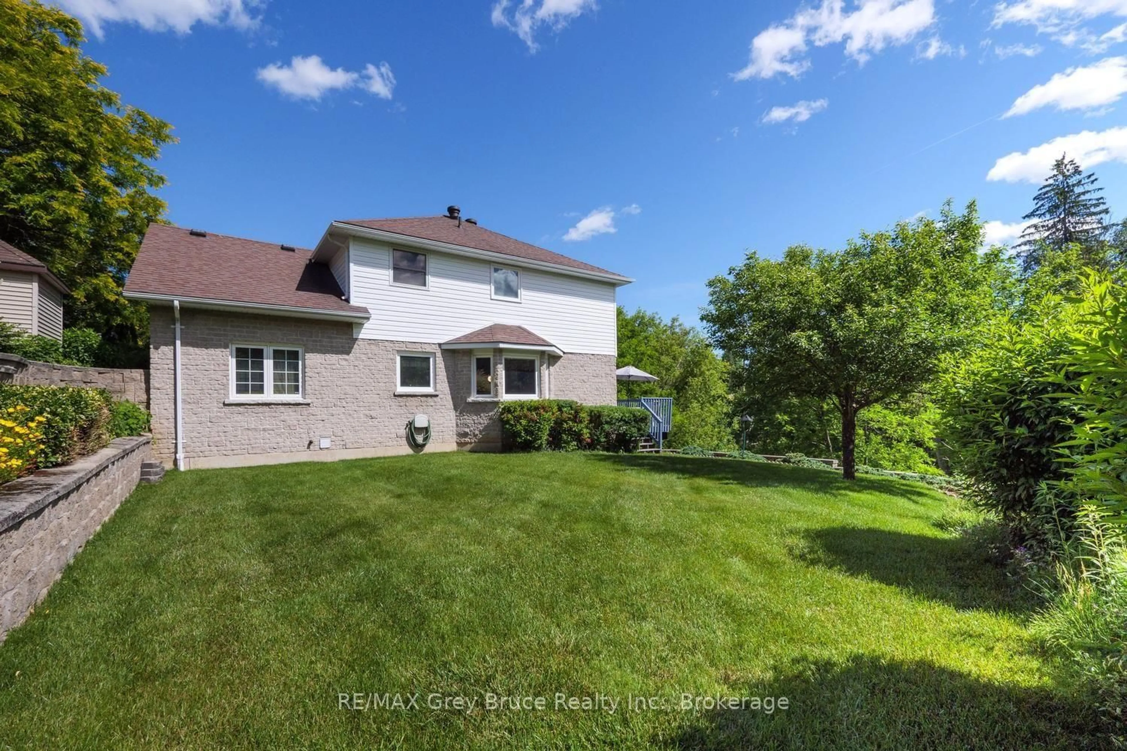 A pic from outside/outdoor area/front of a property/back of a property/a pic from drone, unknown for 1510 7th Ave, Owen Sound Ontario N4K 6V8