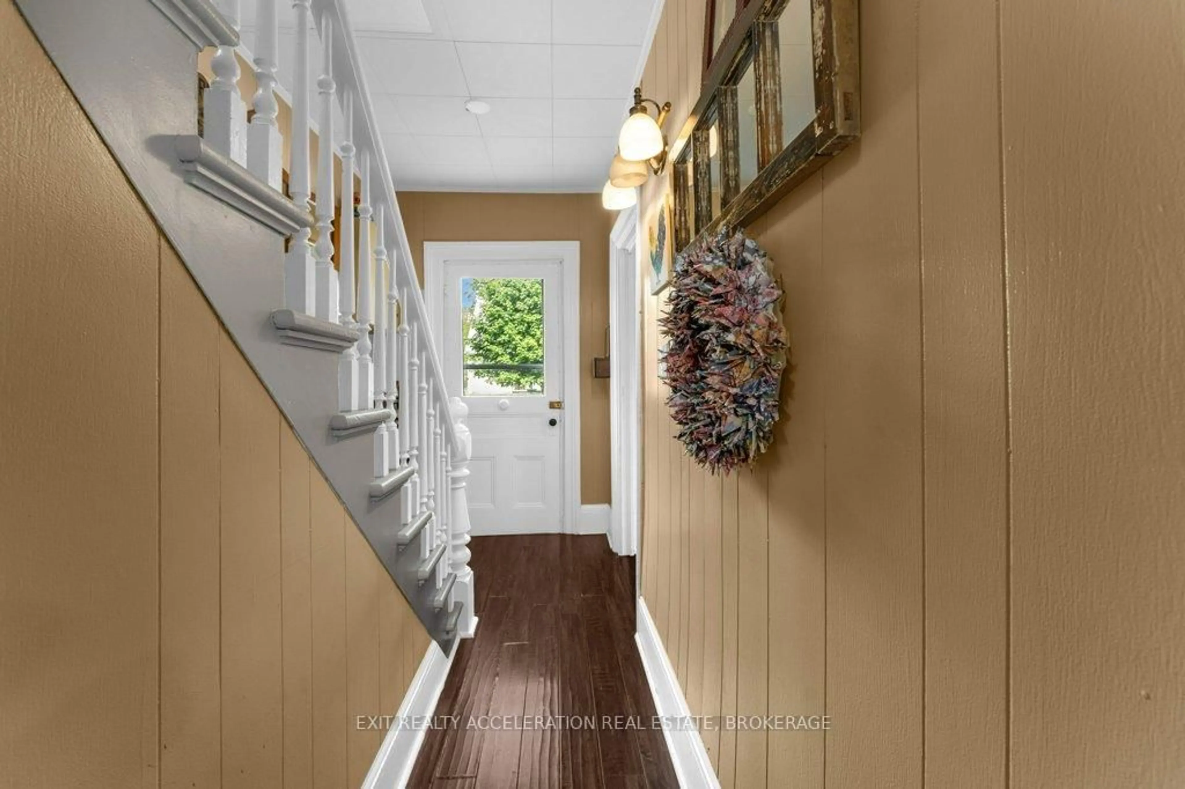 Indoor entryway for 163 Green St, Deseronto Ontario K0K 1X0