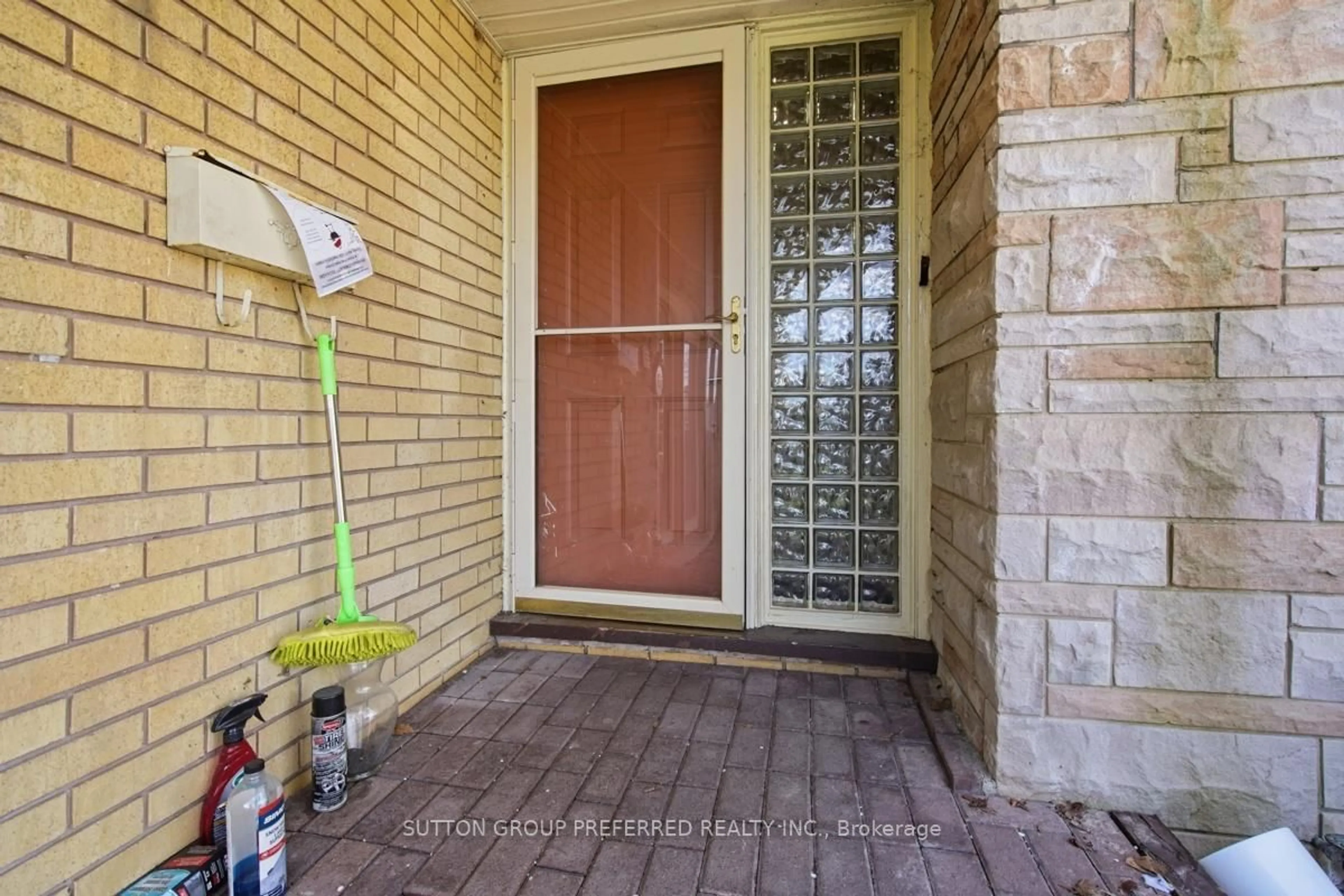 Indoor entryway for 2 Ruskin Crt, London North Ontario N6G 1S8