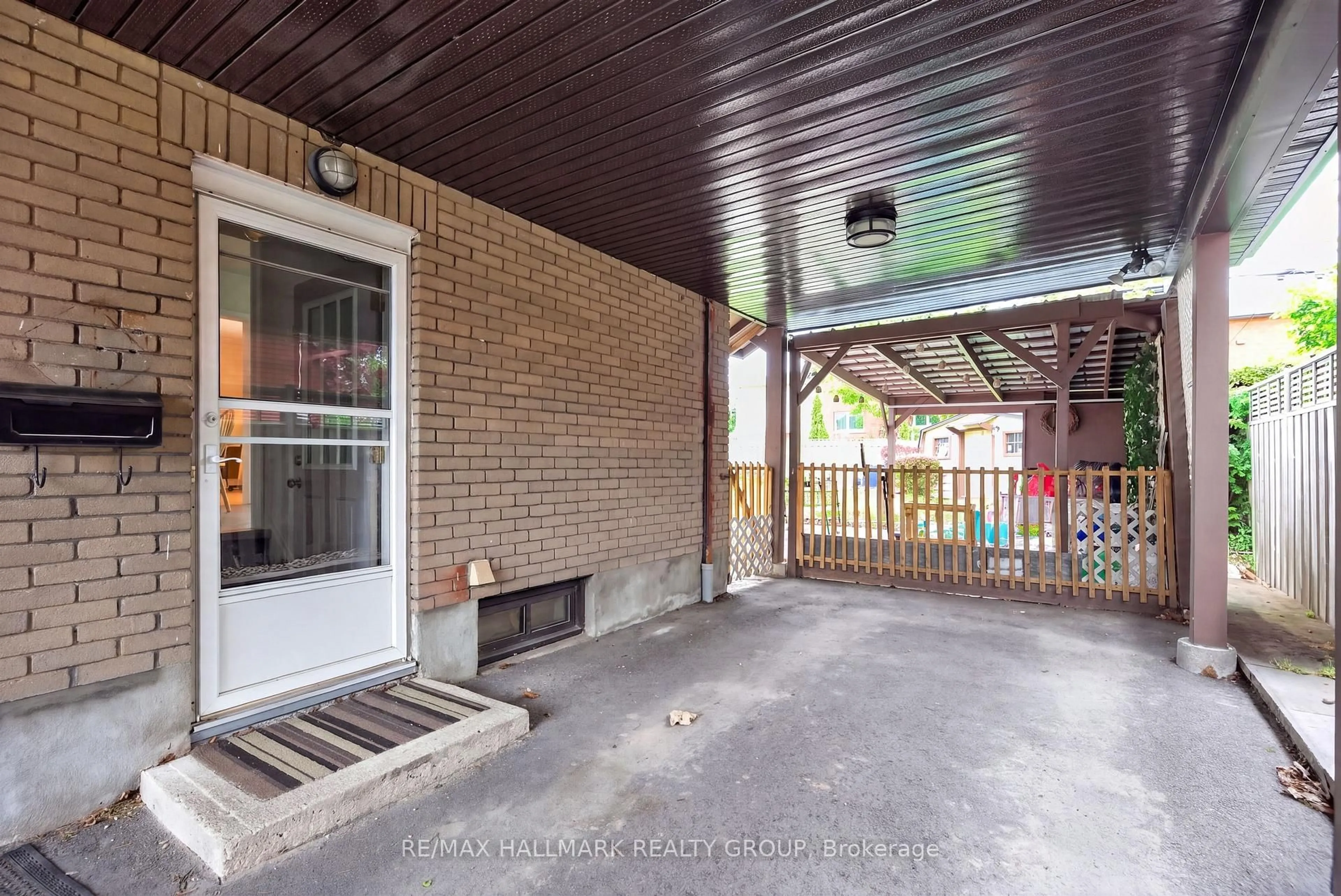 Patio, street for 1416 Woodward Ave, Ottawa Ontario K1Z 7W1