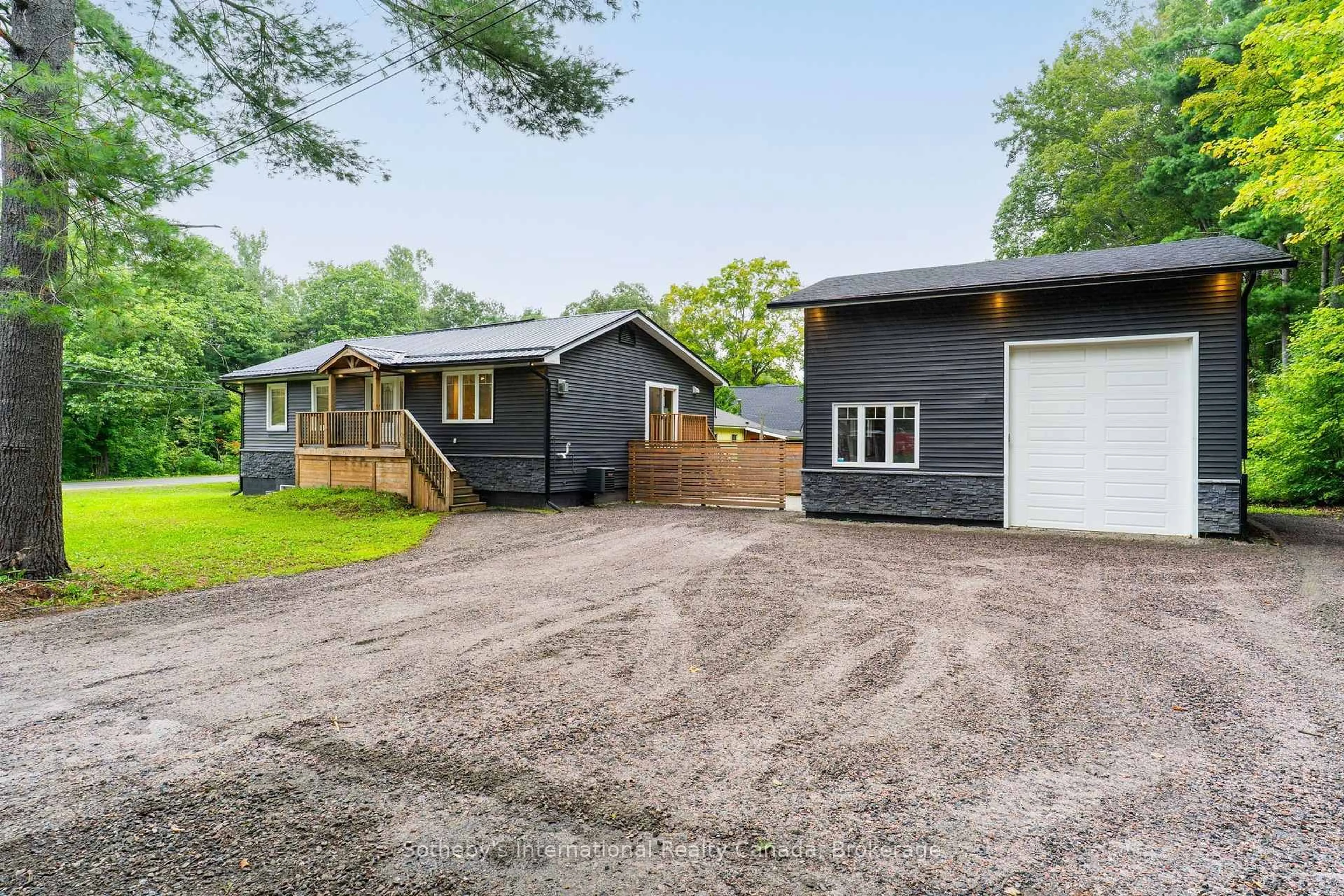 A pic from outside/outdoor area/front of a property/back of a property/a pic from drone, street for 1003 Elizabeth St, Muskoka Lakes Ontario P0C 1M0