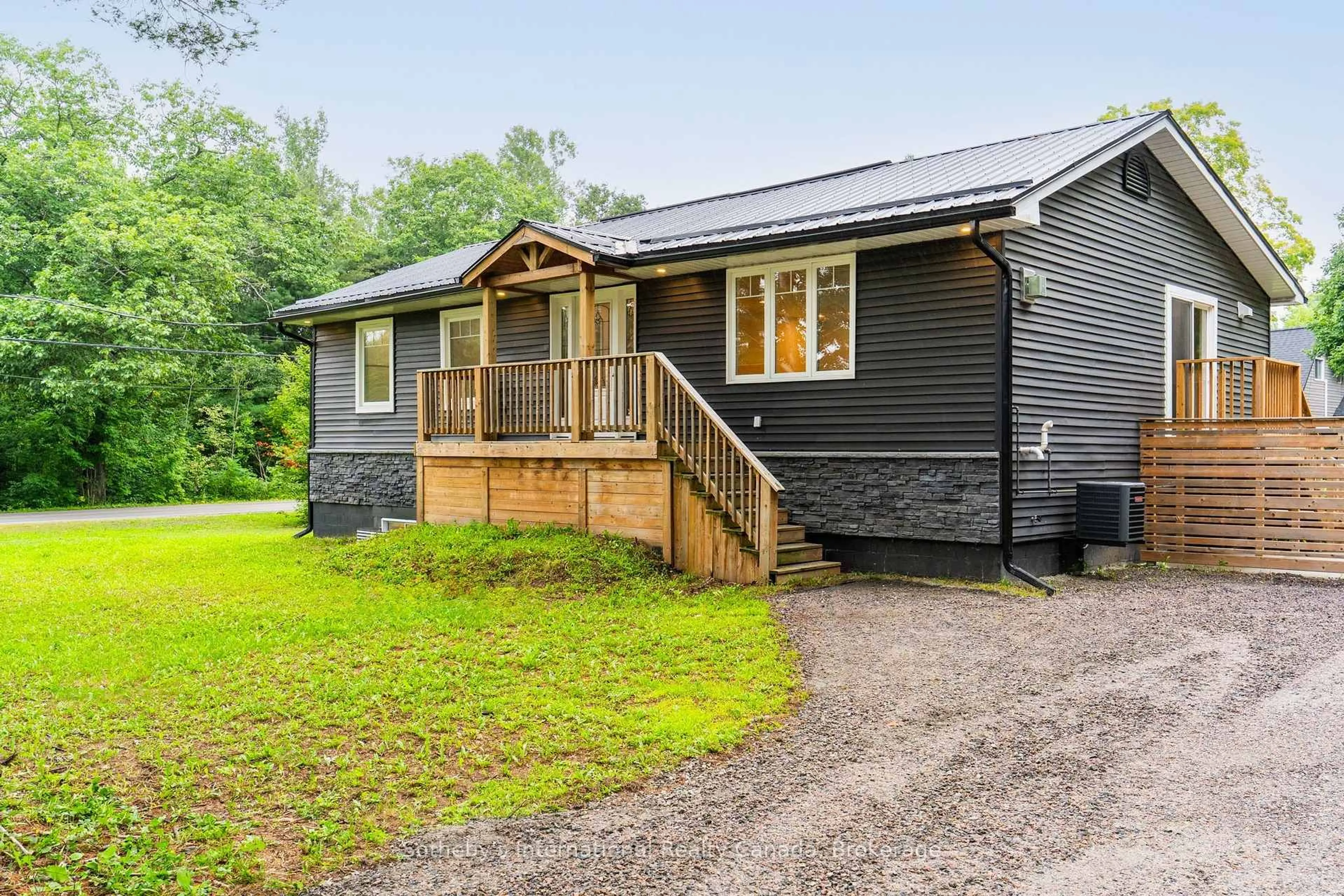A pic from outside/outdoor area/front of a property/back of a property/a pic from drone, building for 1003 Elizabeth St, Muskoka Lakes Ontario P0C 1M0
