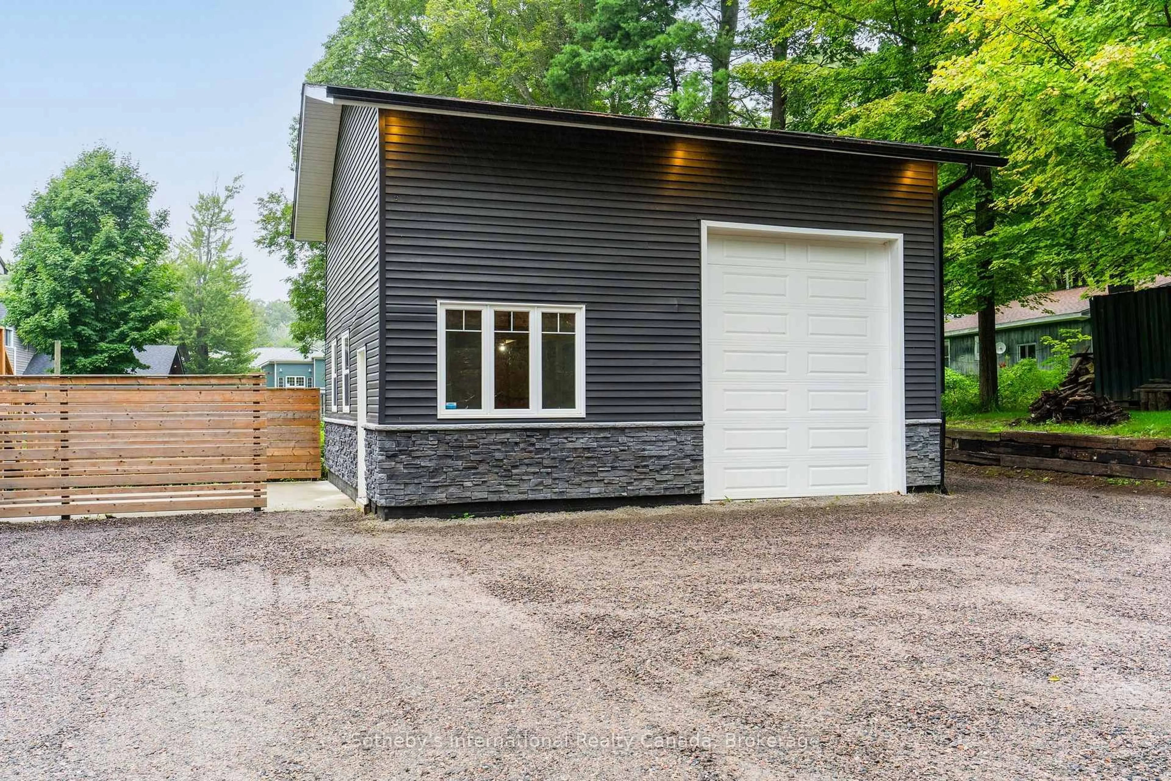 Indoor garage for 1003 Elizabeth St, Muskoka Lakes Ontario P0C 1M0