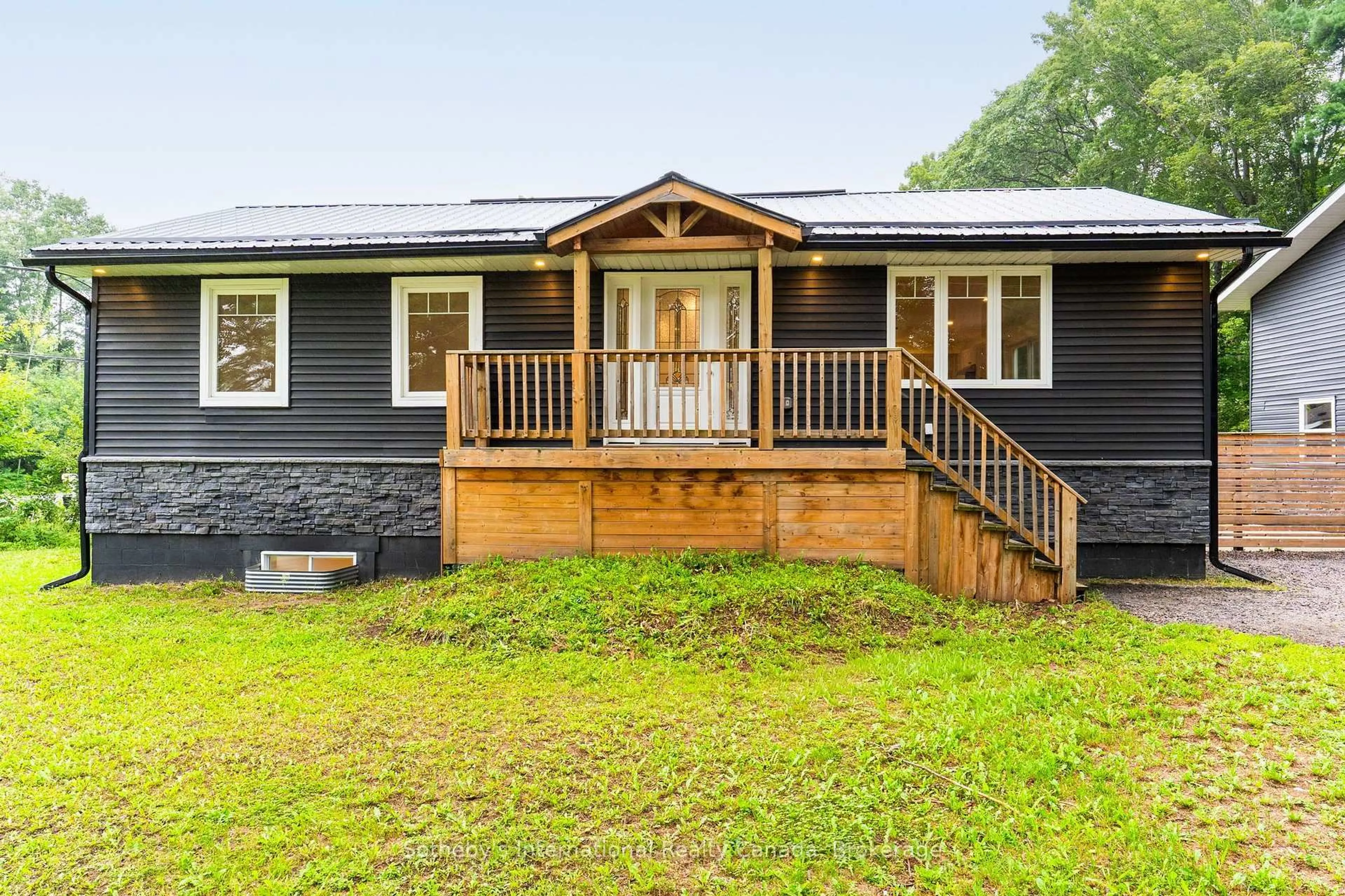 A pic from outside/outdoor area/front of a property/back of a property/a pic from drone, building for 1003 Elizabeth St, Muskoka Lakes Ontario P0C 1M0