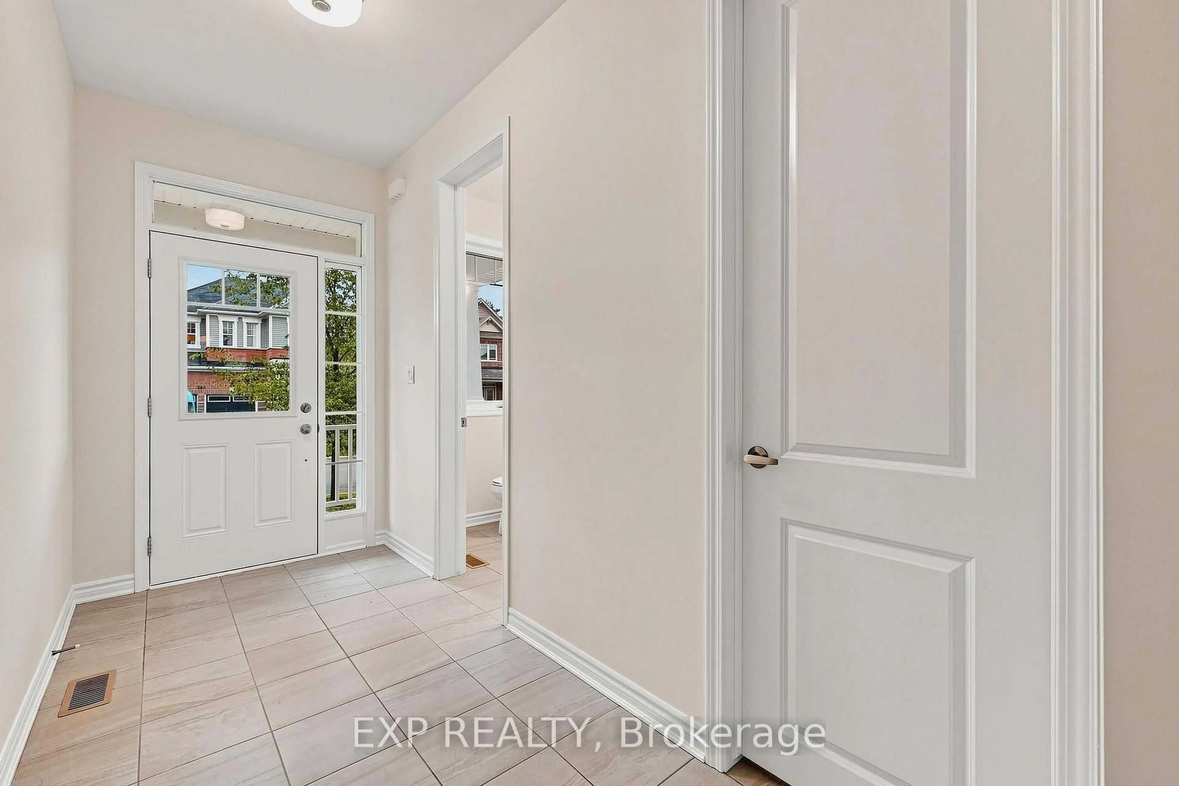 Indoor entryway for 264 Ridge Rd, Cambridge Ontario N3E 0C2