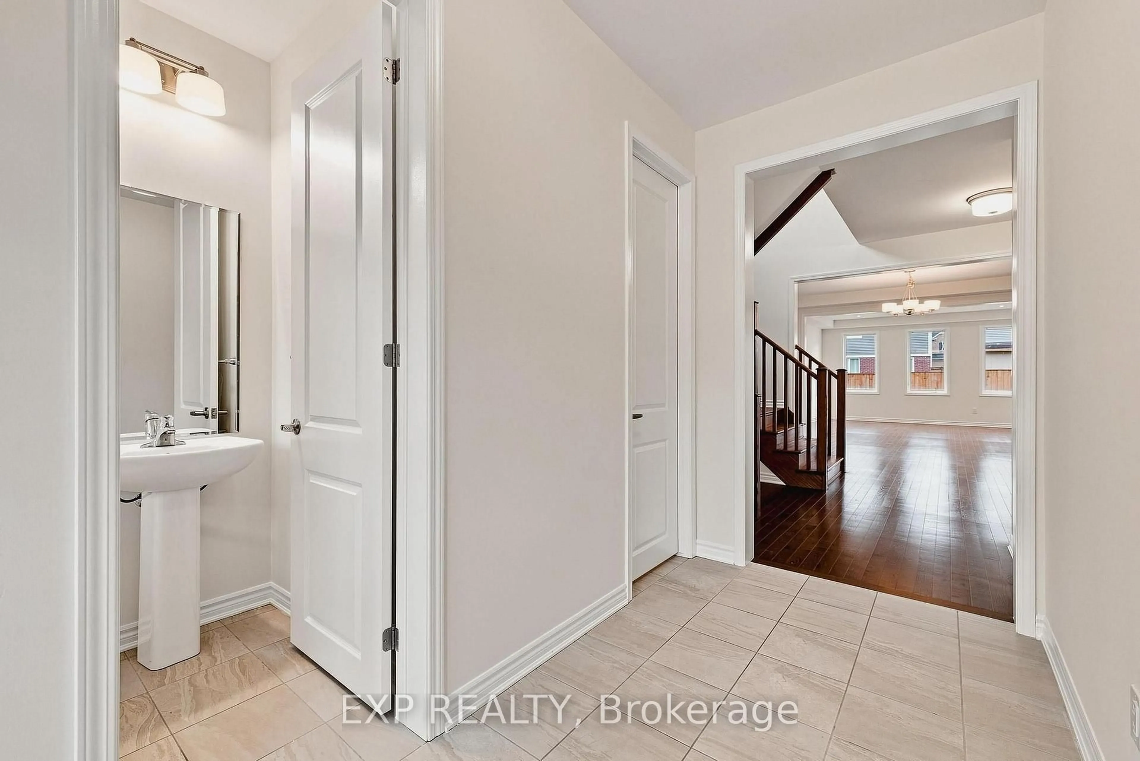 Indoor entryway for 264 Ridge Rd, Cambridge Ontario N3E 0C2