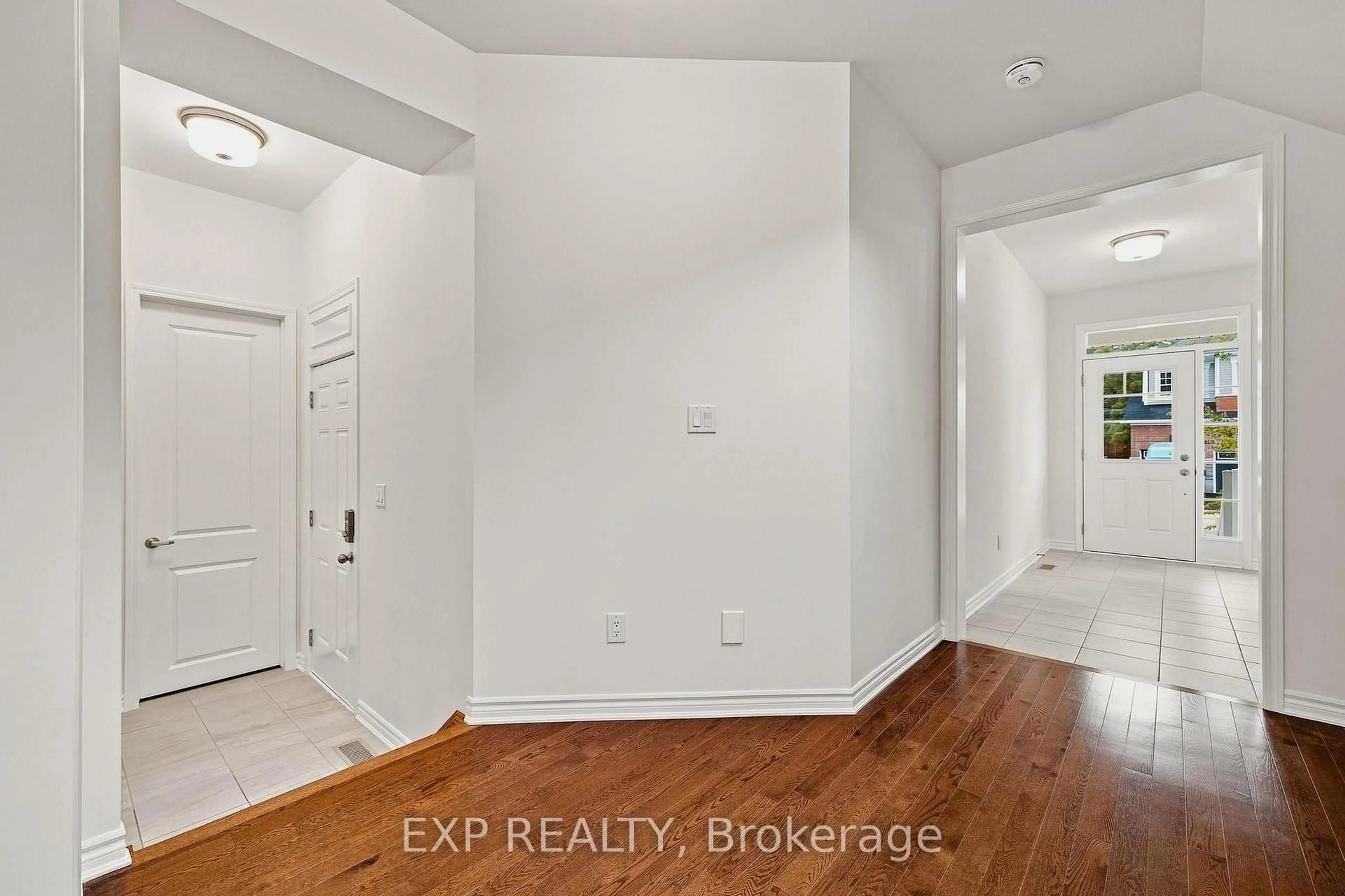 Indoor entryway for 264 Ridge Rd, Cambridge Ontario N3E 0C2