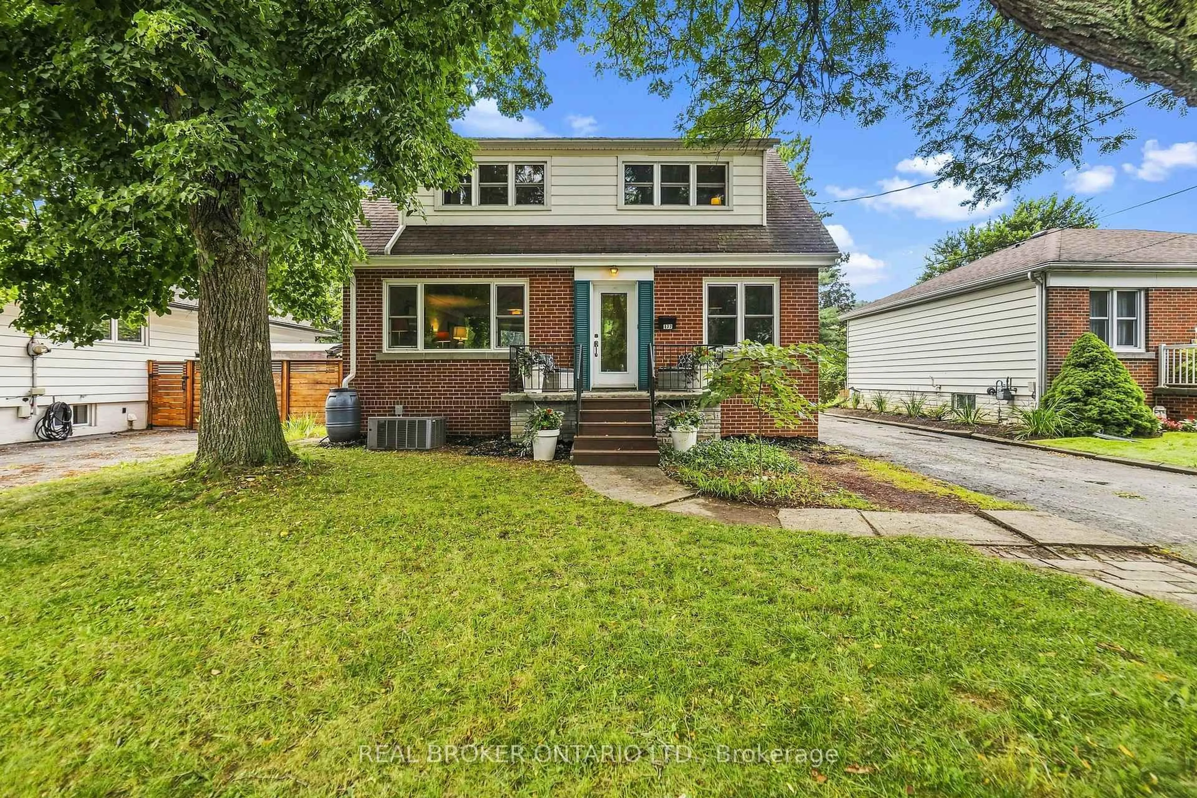 Home with brick exterior material, street for 177 York Rd, Hamilton Ontario L9H 1M8