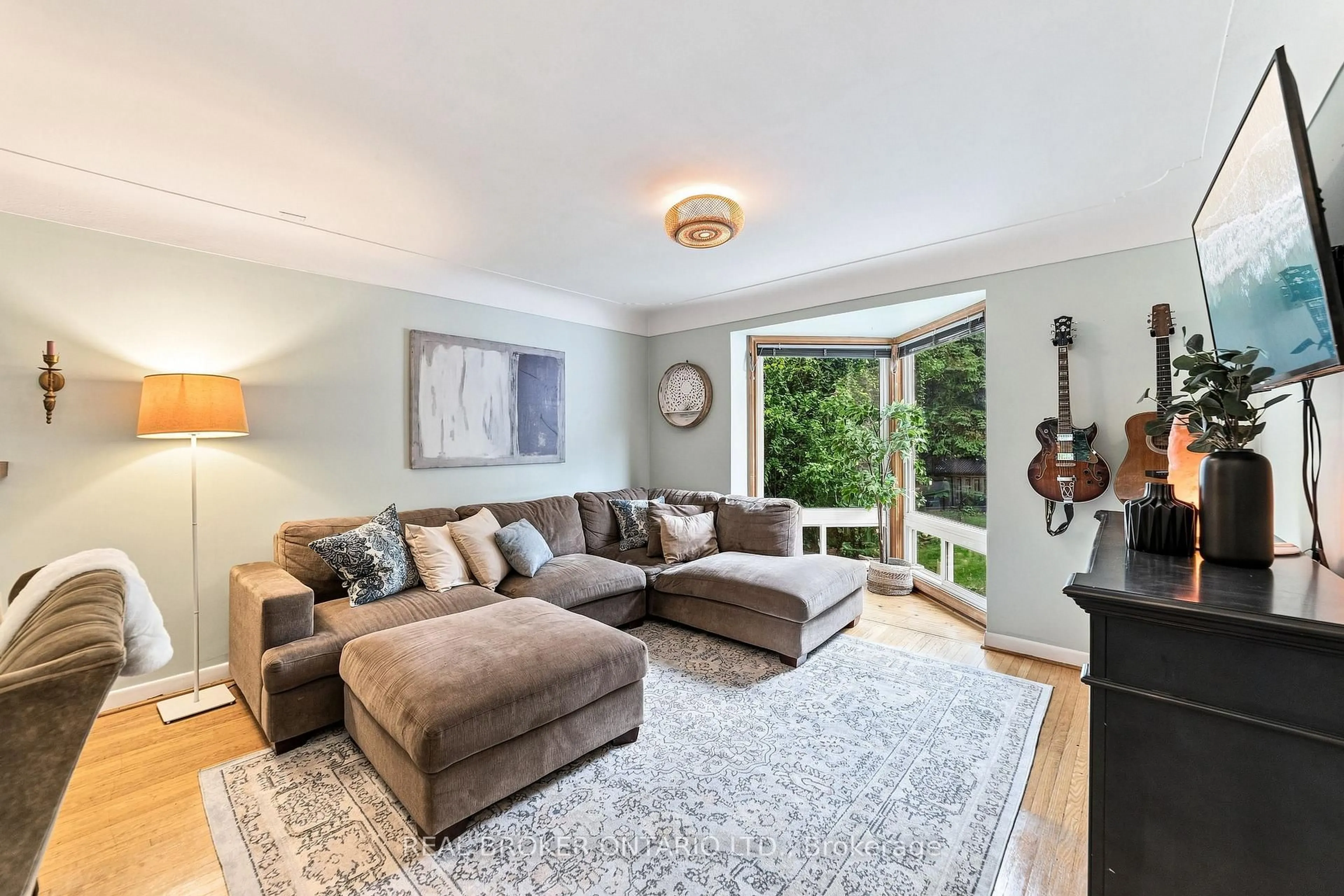 Living room with furniture, unknown for 177 York Rd, Hamilton Ontario L9H 1M8