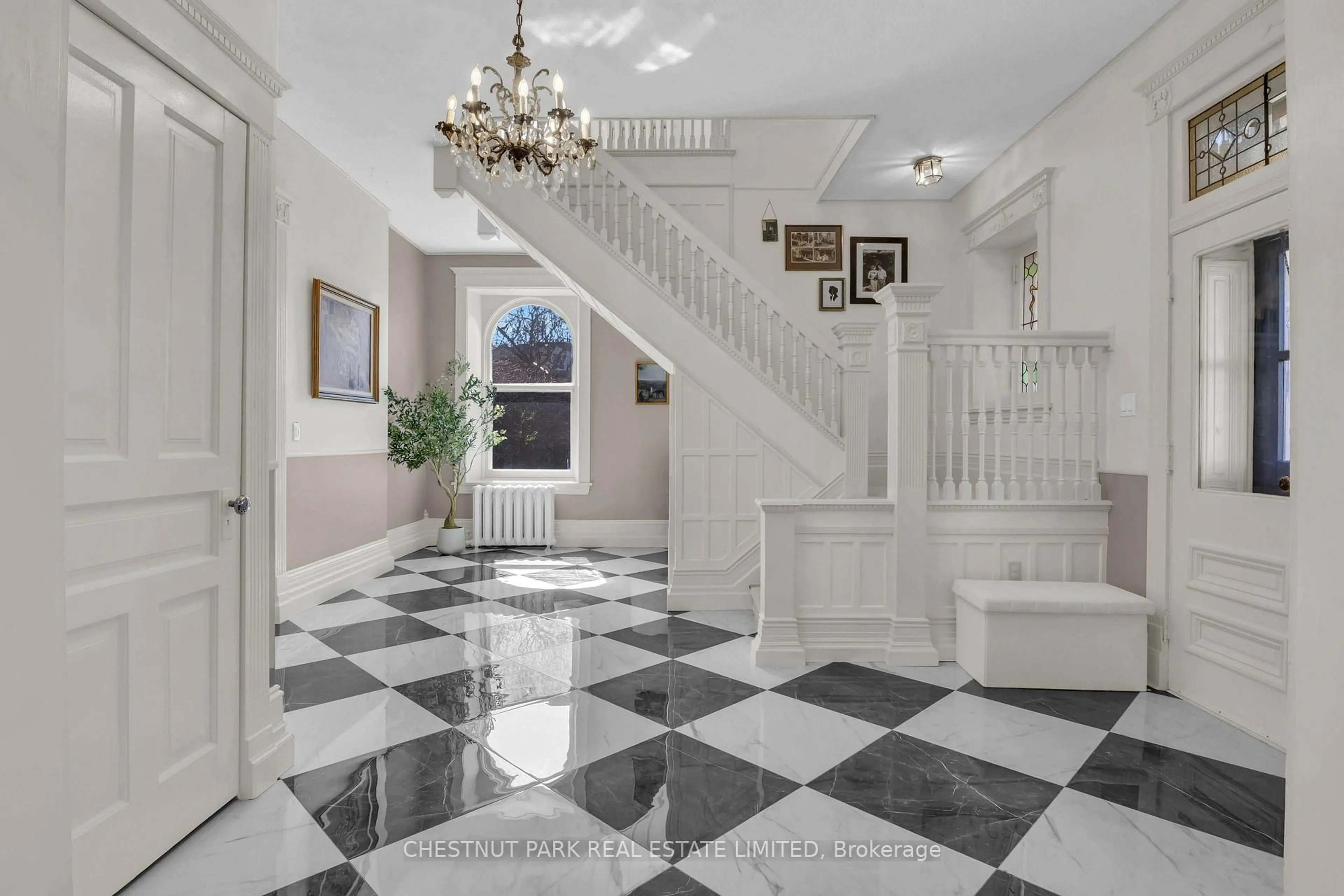 Indoor foyer for 54 Bruce St, Cambridge Ontario N1R 2E3