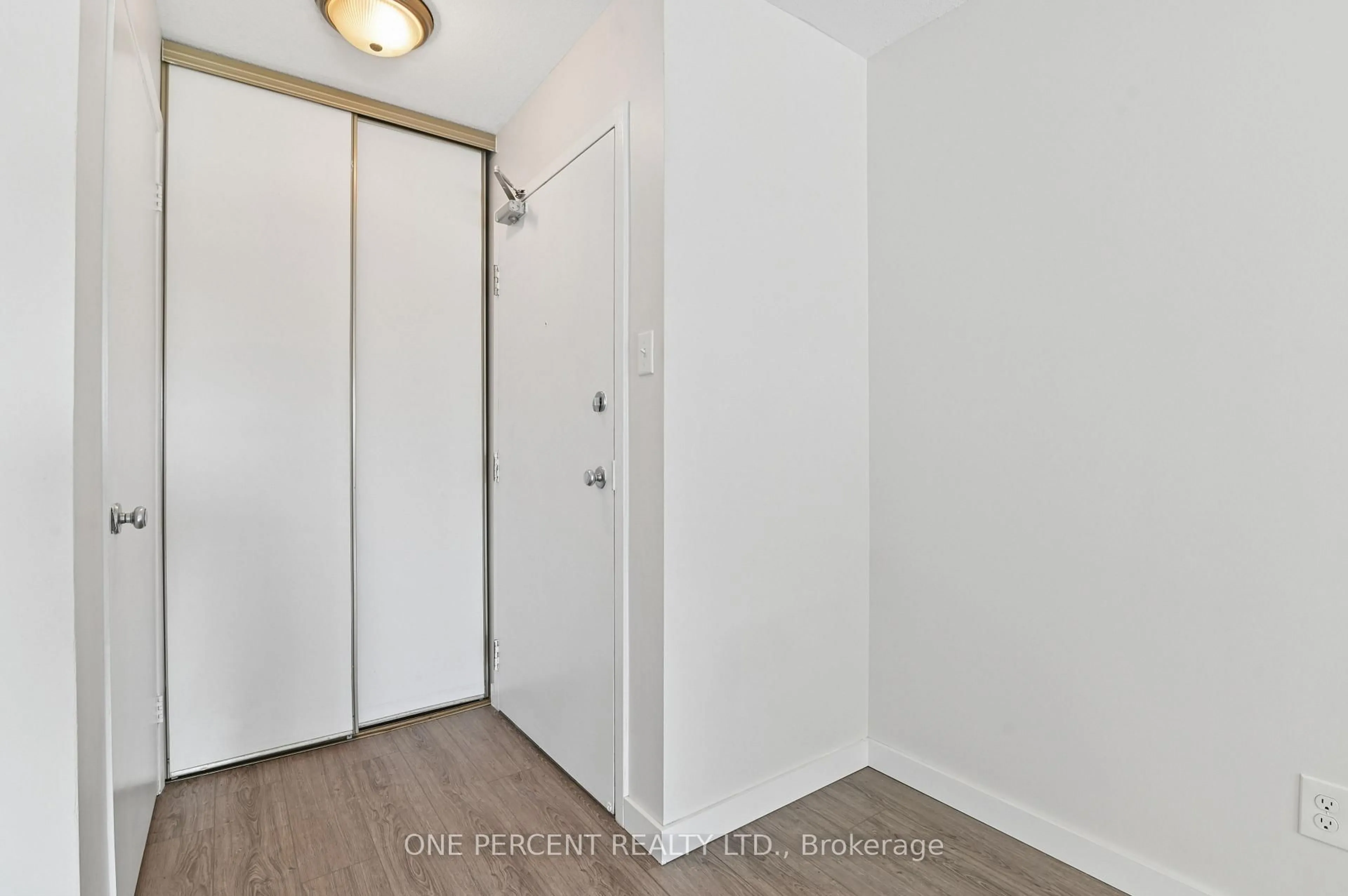 Indoor entryway for 250 Brittany Dr #204, Ottawa Ontario K1K 4M1
