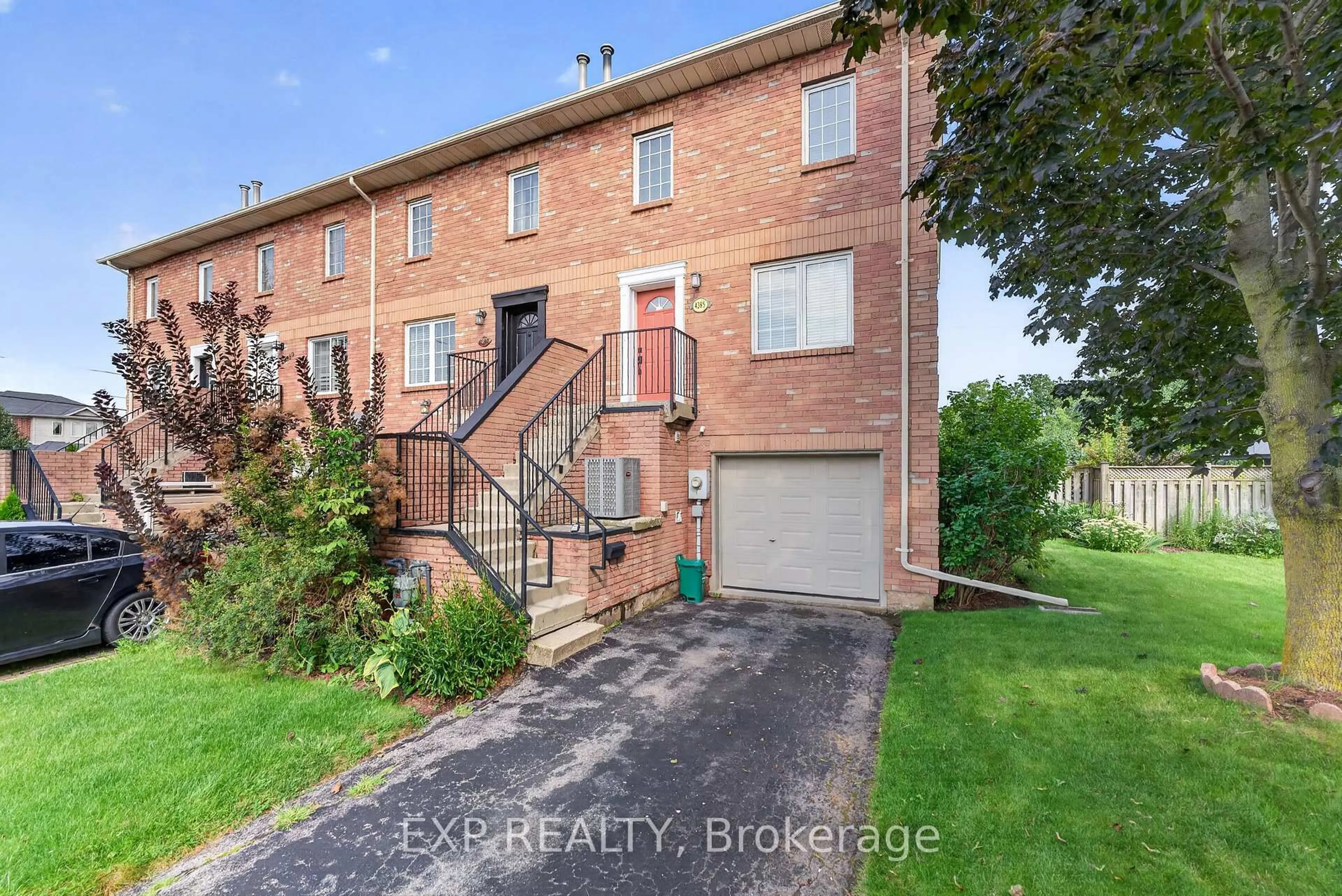 A pic from outside/outdoor area/front of a property/back of a property/a pic from drone, street for 4385 Henry Ave, Lincoln Ontario L0R 1B6