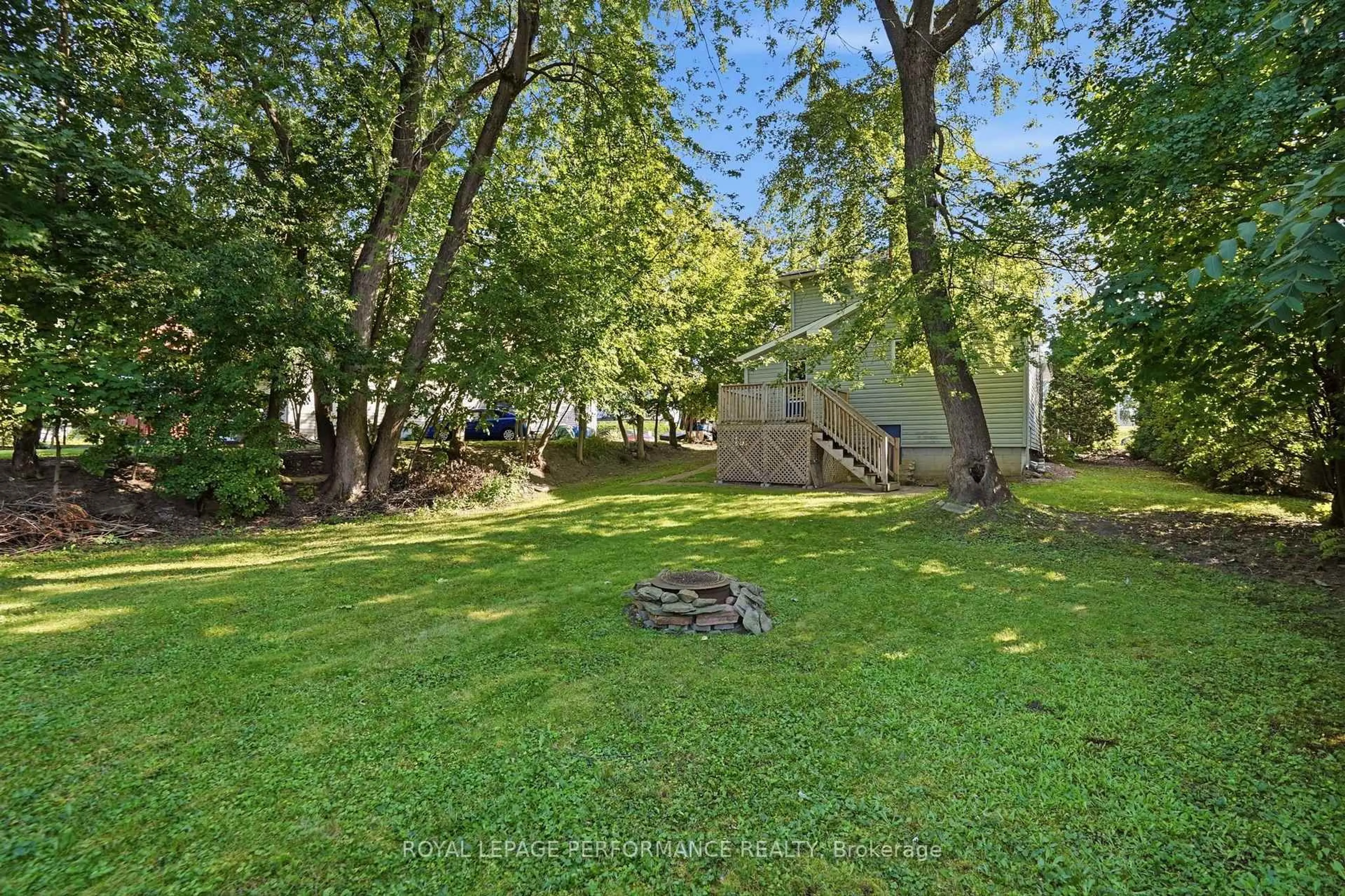 A pic from outside/outdoor area/front of a property/back of a property/a pic from drone, unknown for 131 Nelson St, Hawkesbury Ontario K6A 1L6