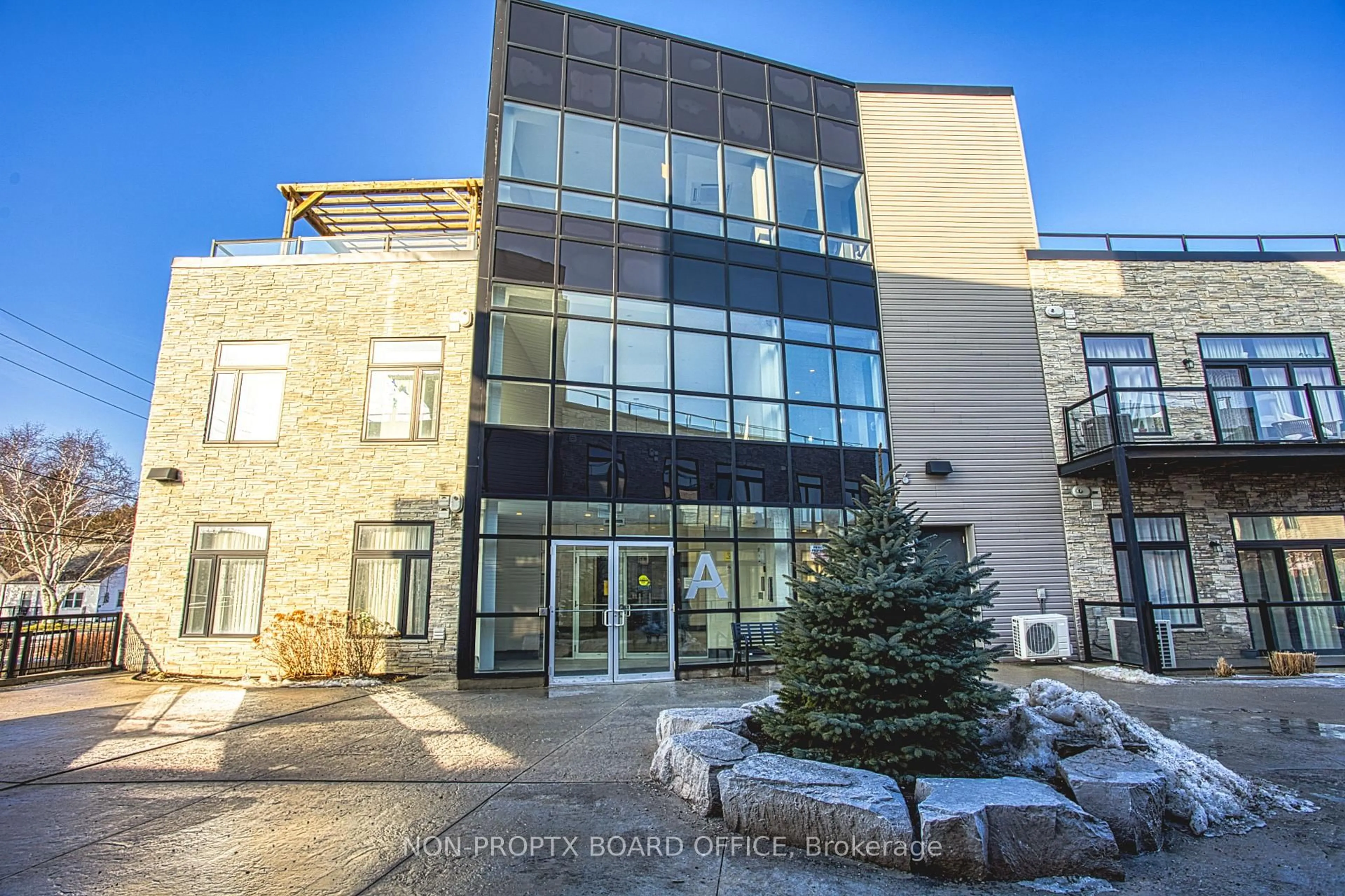 Indoor foyer for 85 Morrell St #215A, Brantford Ontario N3T 4J6