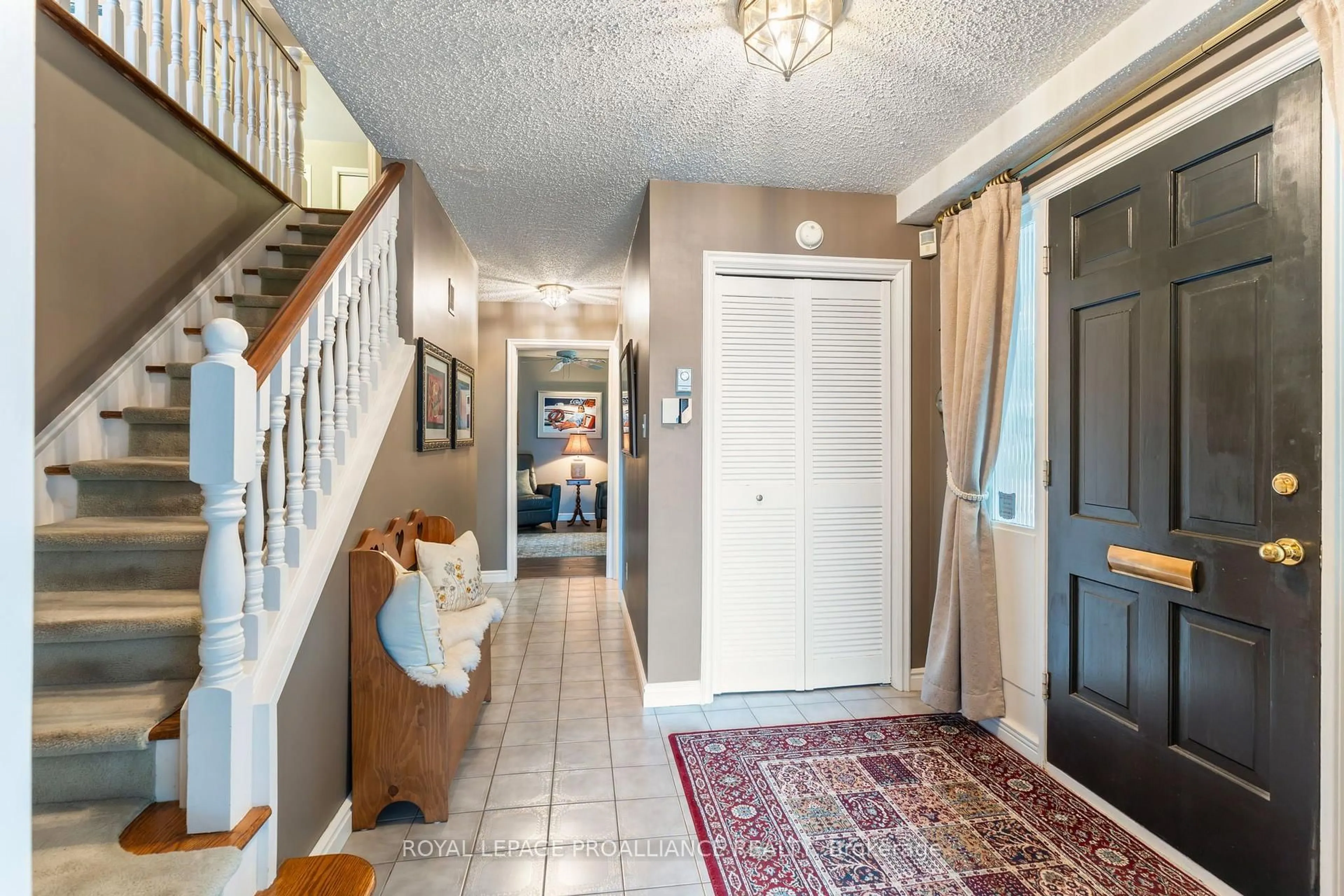 Indoor entryway for 5 Rockcliffe Rd, Brockville Ontario K6C 5Z5