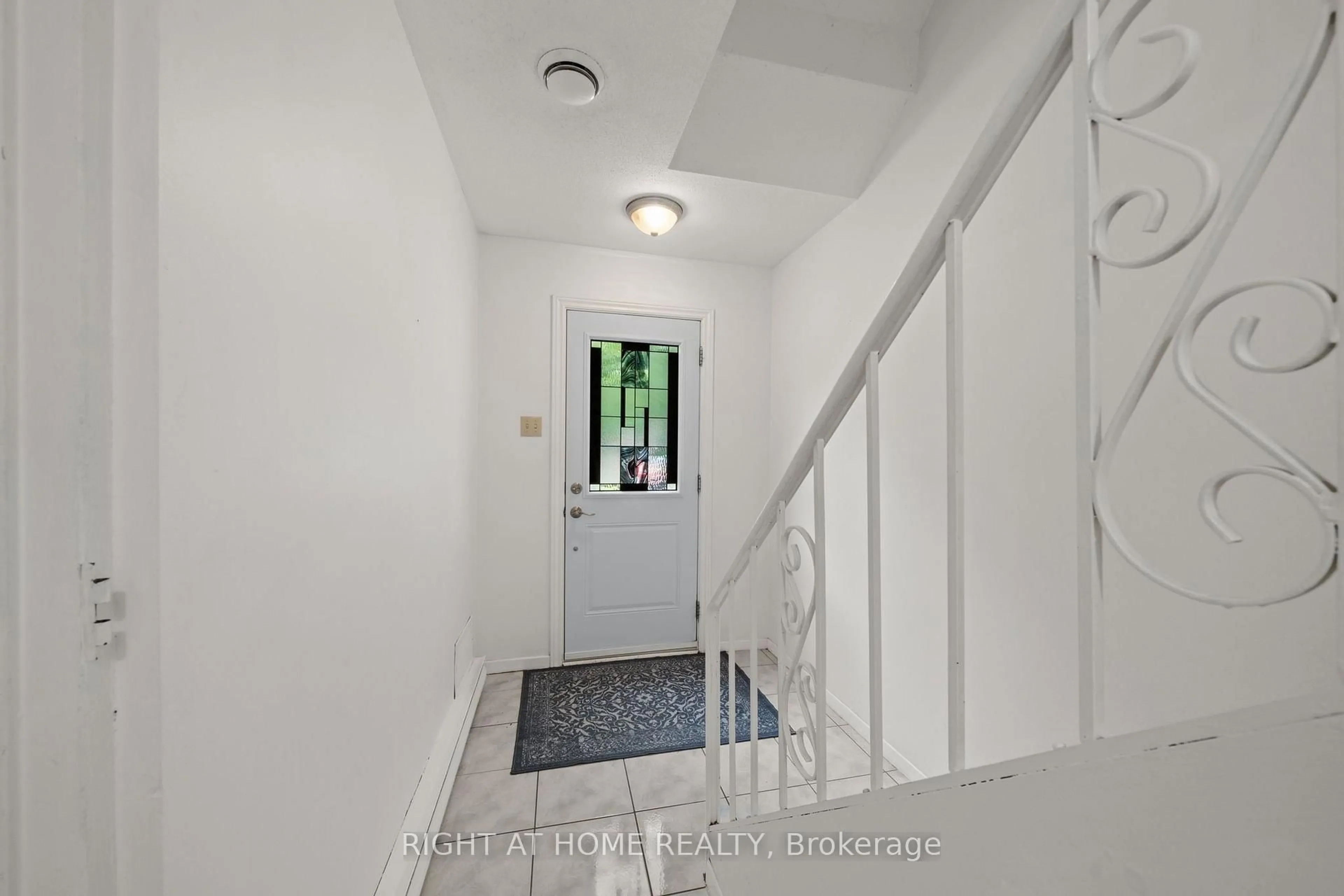 Indoor entryway for 9 Marco Lane, Ottawa Ontario K1S 5A1