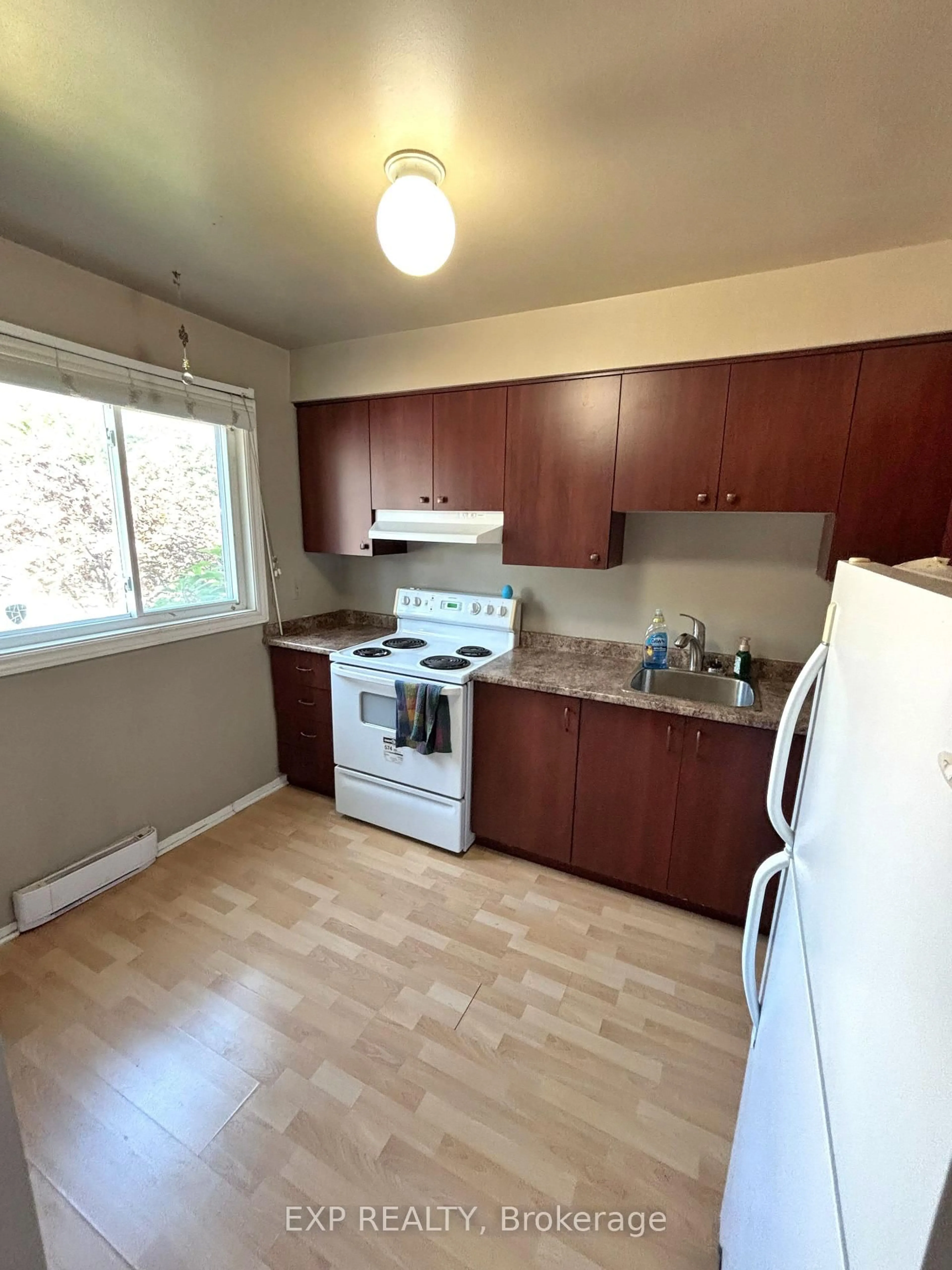 Standard kitchen, wood/laminate floor for 41 Pixley Private #10, Ottawa Ontario K1G 4C3