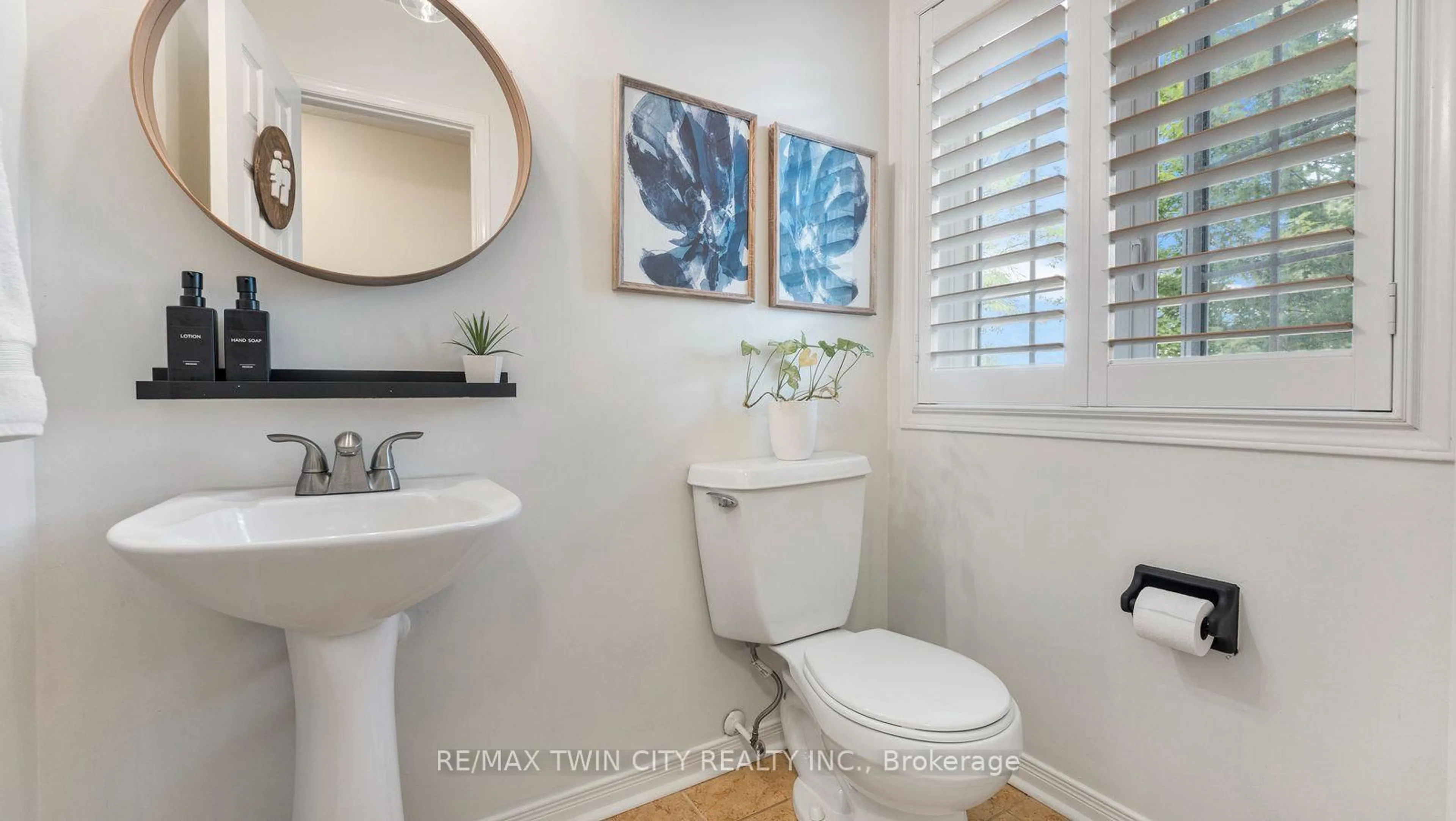 Standard bathroom, ceramic/tile floor for 199 Saginaw Pkwy #10, Cambridge Ontario N1T 1T9