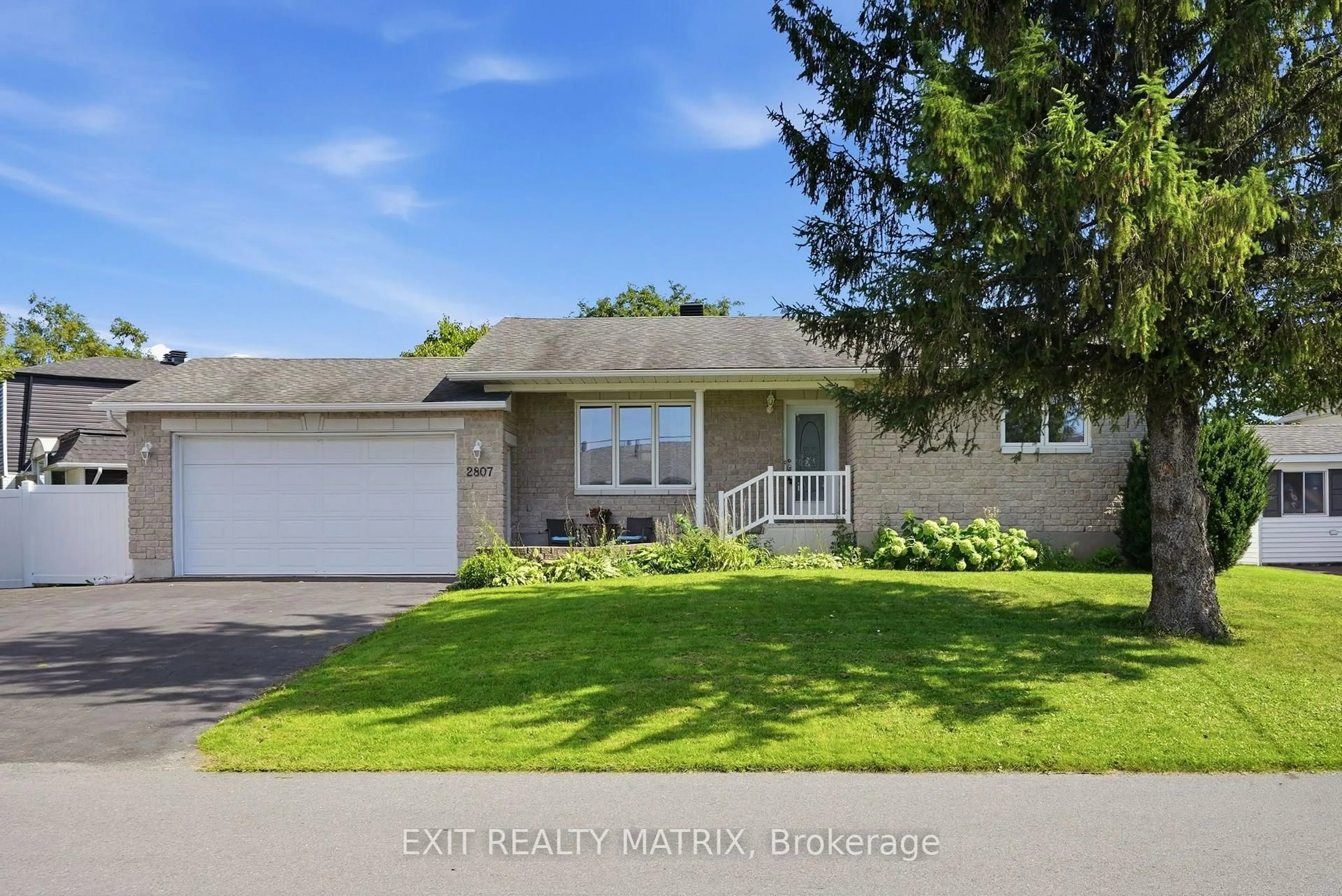 Home with vinyl exterior material, street for 2807 Leonard St, Clarence-Rockland Ontario K4K 1A4
