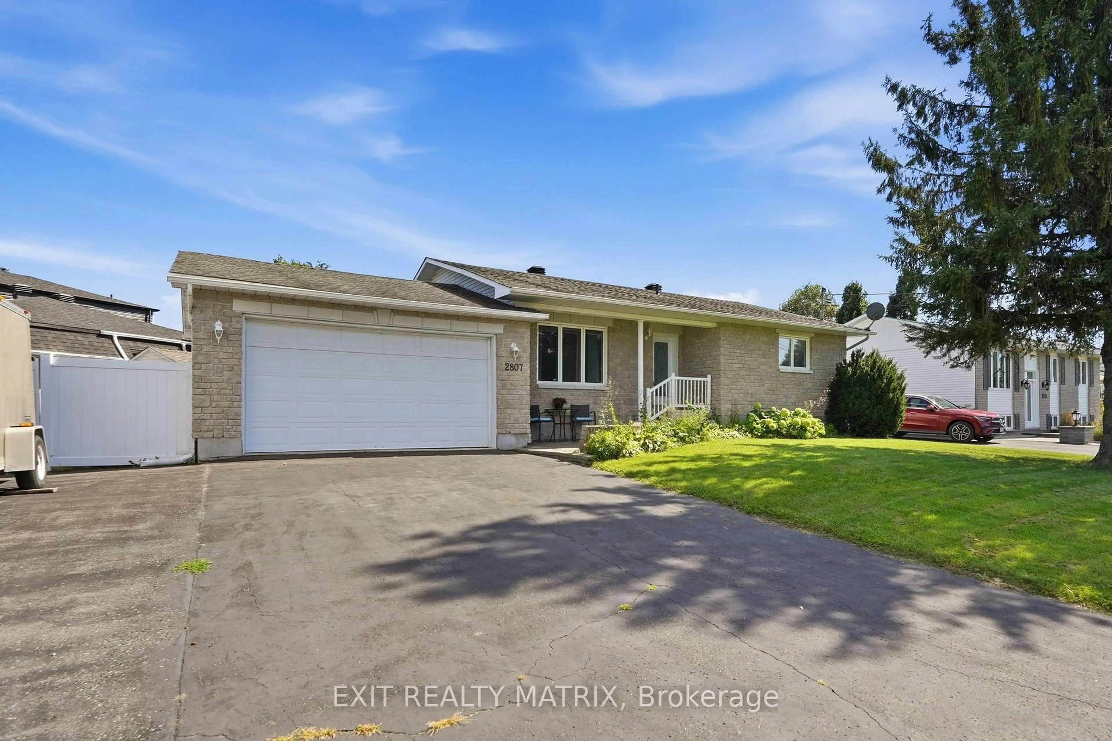 A pic from outside/outdoor area/front of a property/back of a property/a pic from drone, street for 2807 Leonard St, Clarence-Rockland Ontario K4K 1A4
