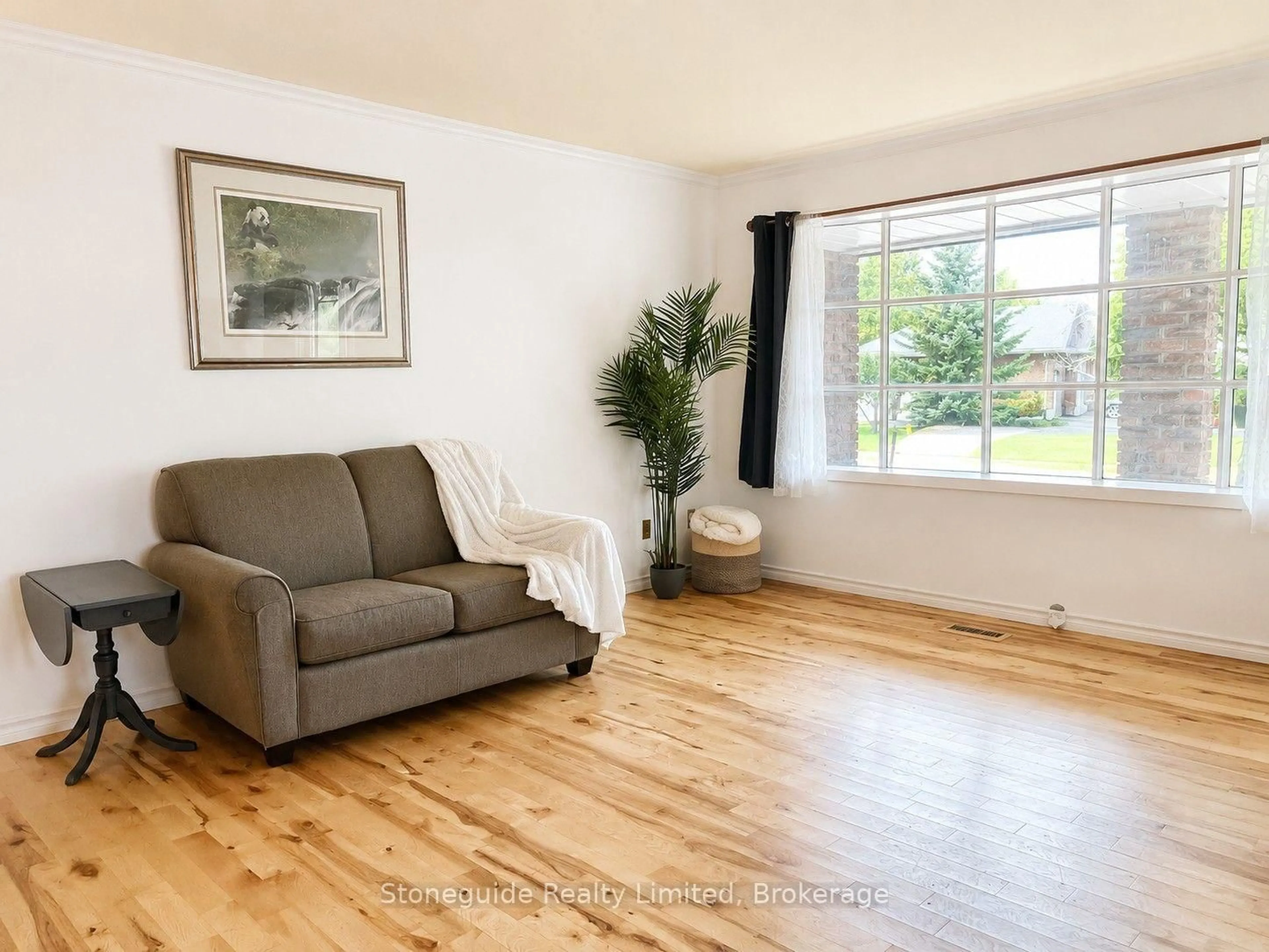 Living room with furniture, wood/laminate floor for 1139 Danita Blvd, Peterborough Ontario K9J 7J9
