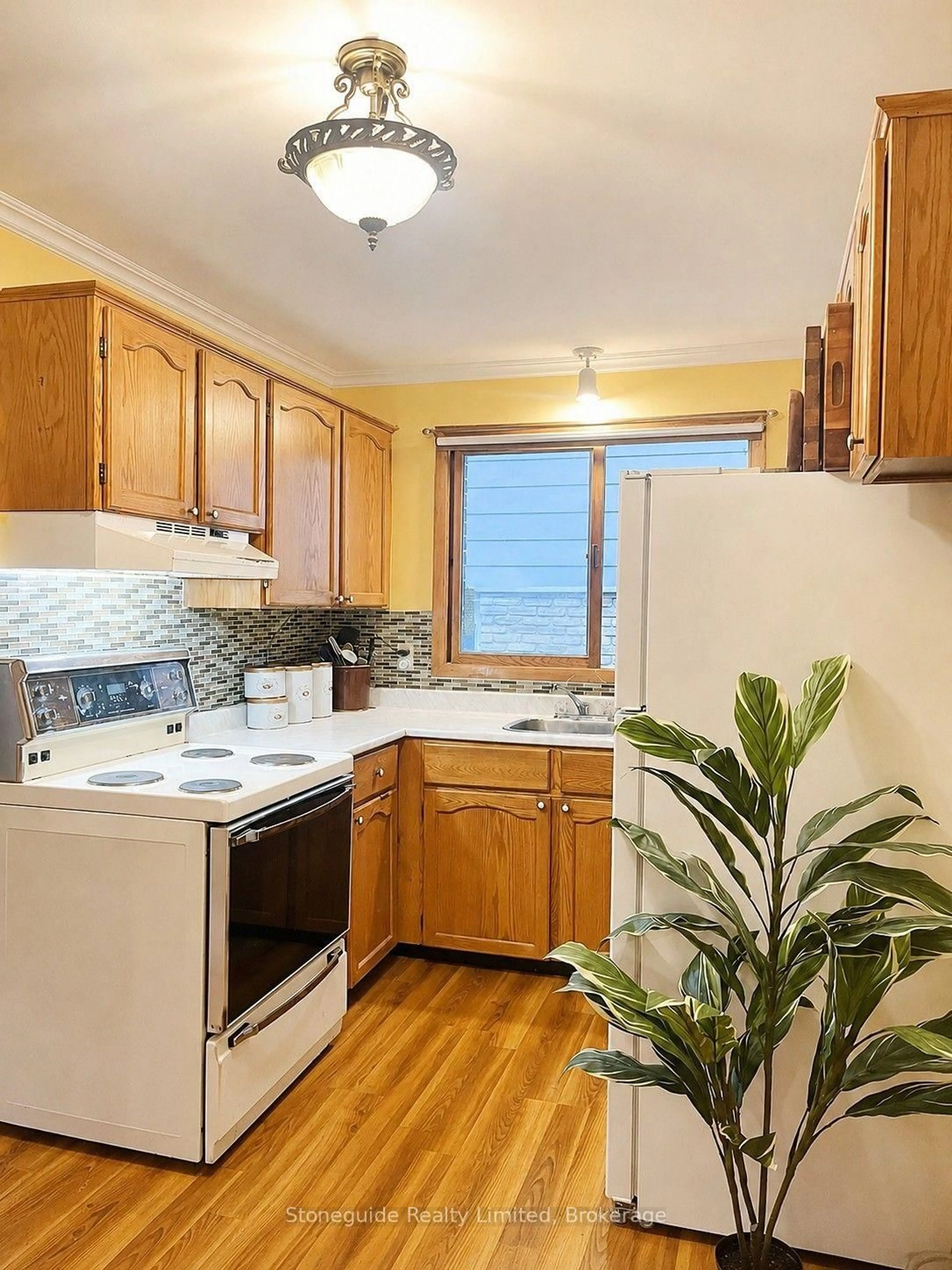 Standard kitchen, wood/laminate floor for 1139 Danita Blvd, Peterborough Ontario K9J 7J9