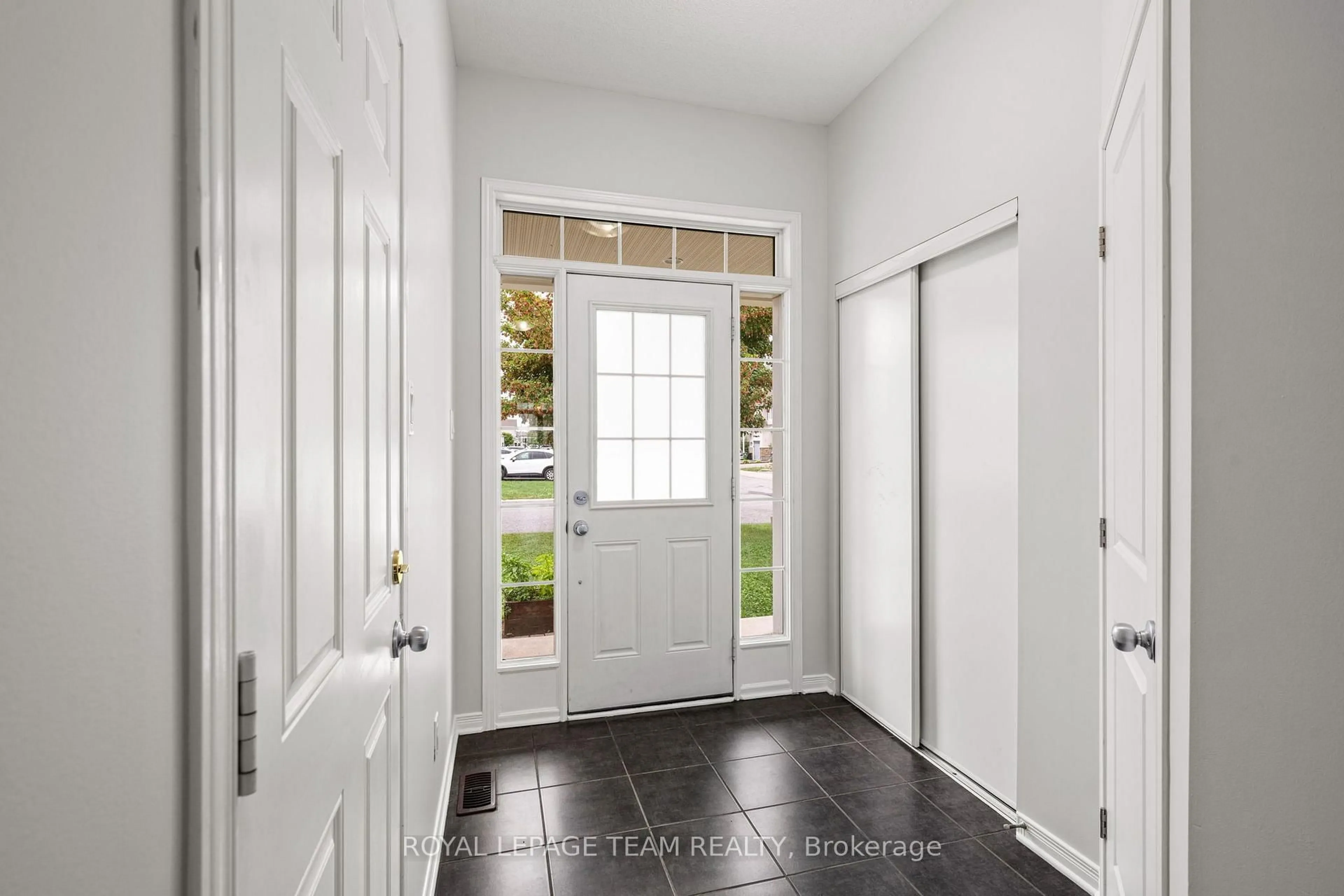 Indoor entryway for 534 Barrick Hill Rd, Ottawa Ontario K2M 0B4