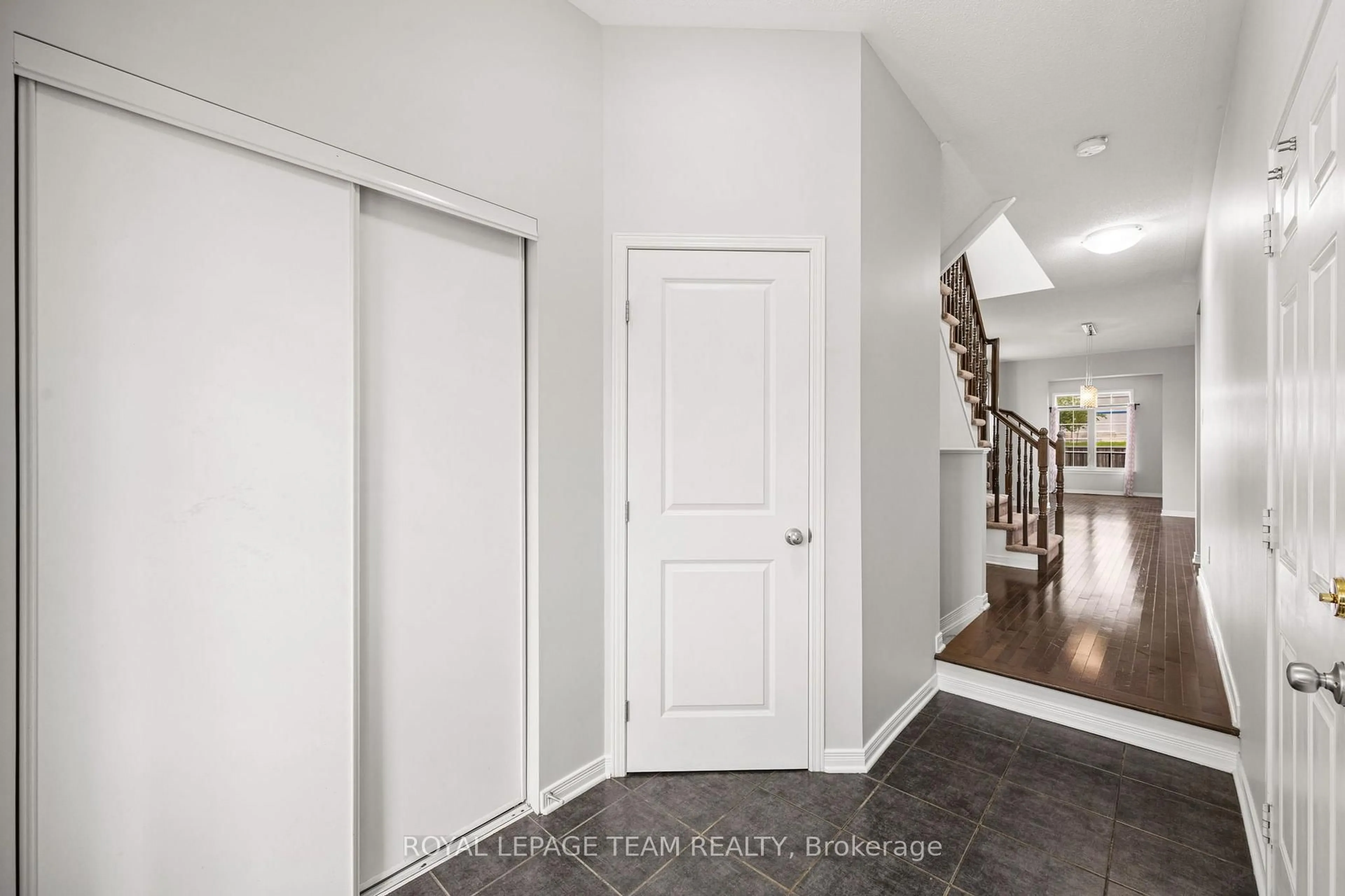 Indoor entryway for 534 Barrick Hill Rd, Ottawa Ontario K2M 0B4