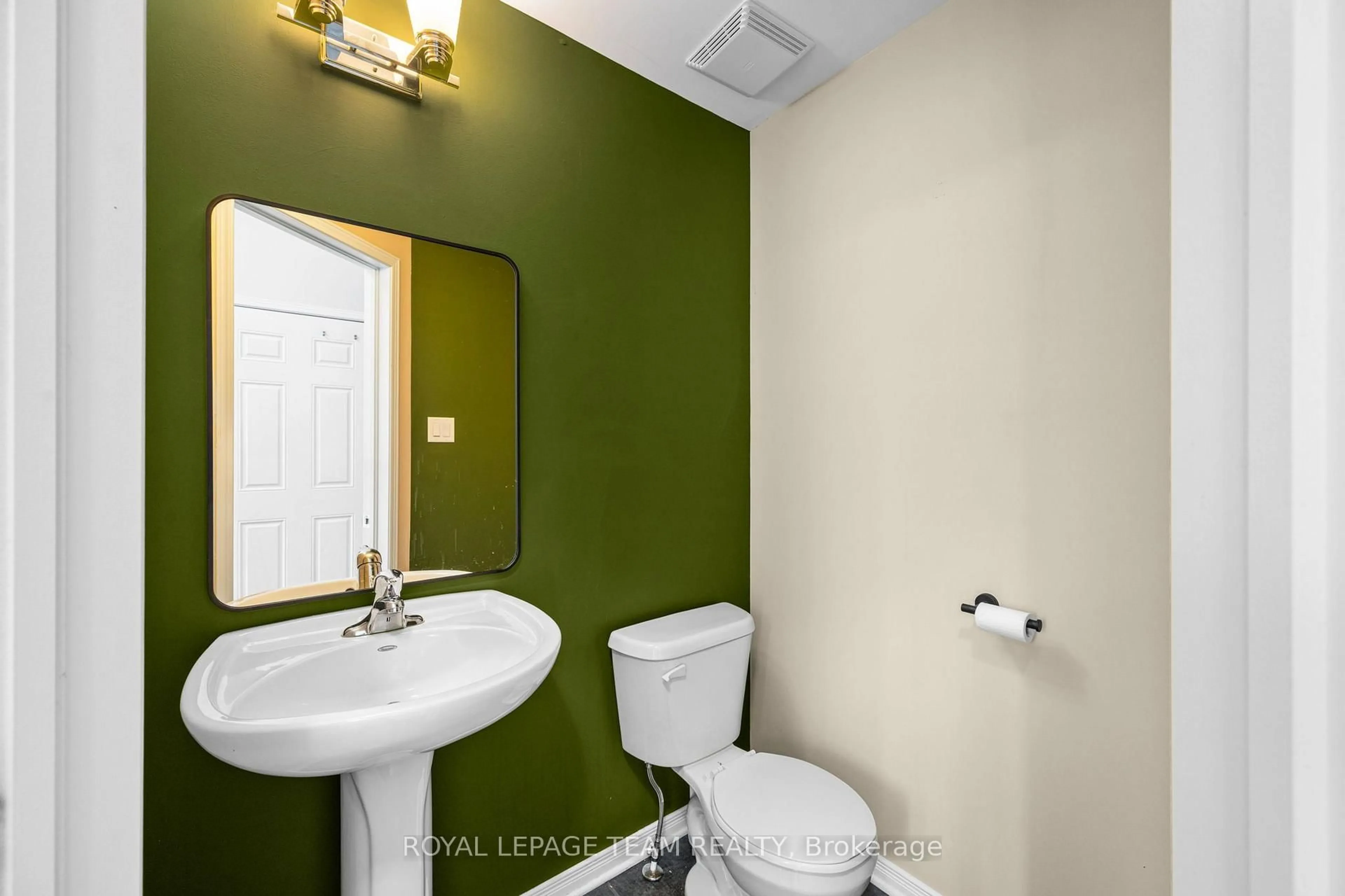 Standard bathroom, ceramic/tile floor for 534 Barrick Hill Rd, Ottawa Ontario K2M 0B4