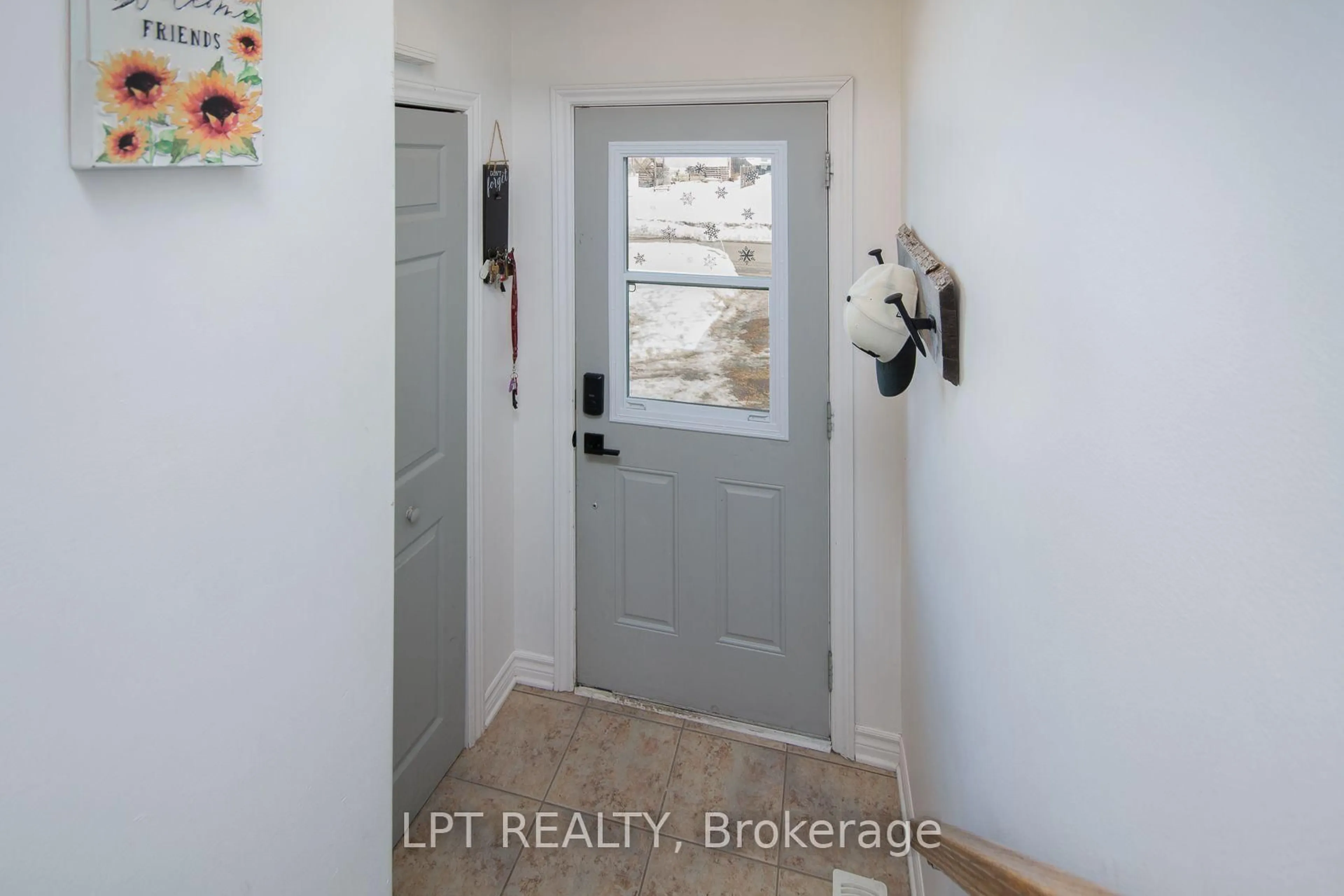 Indoor entryway for 84 Raina Way, North Grenville Ontario K0G 1J0
