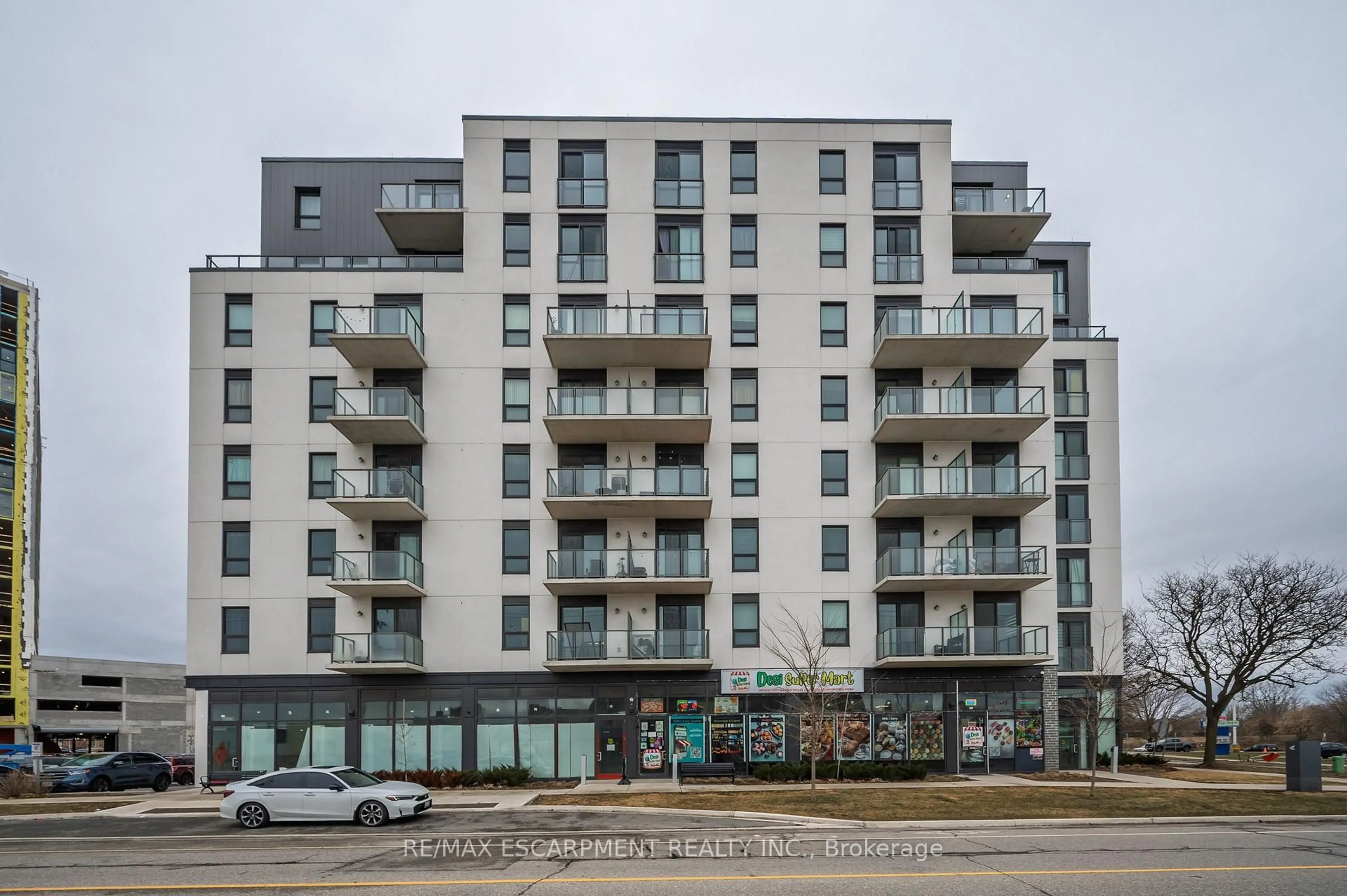 A pic from outside/outdoor area/front of a property/back of a property/a pic from drone, building for 7 Erie Ave #606, Brantford Ontario N3S 2E7