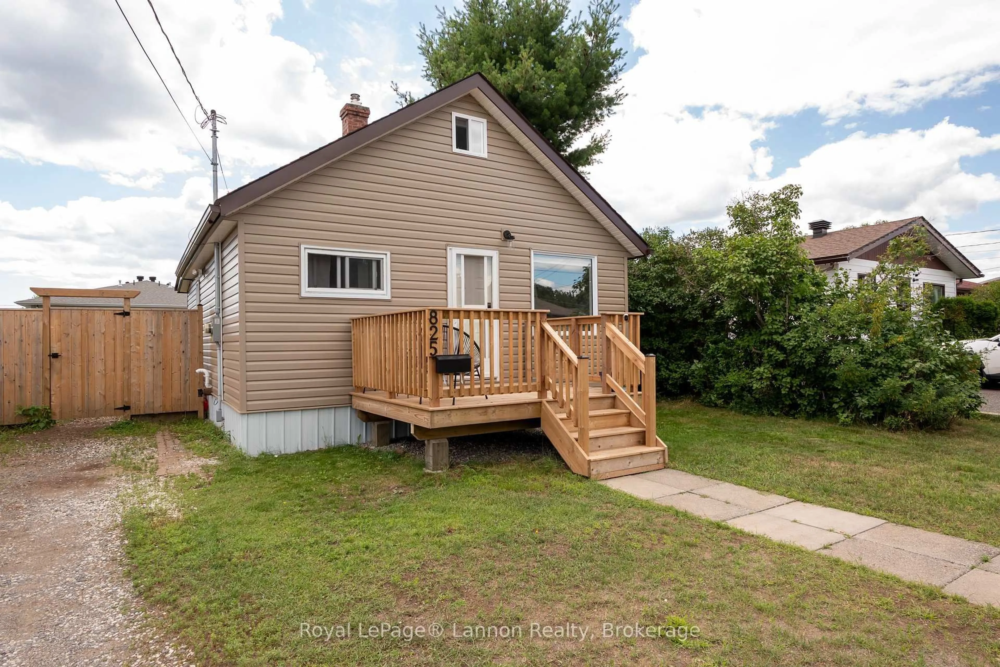 Unknown for 825 Newport Ave, Thunder Bay Ontario P7A 6J8