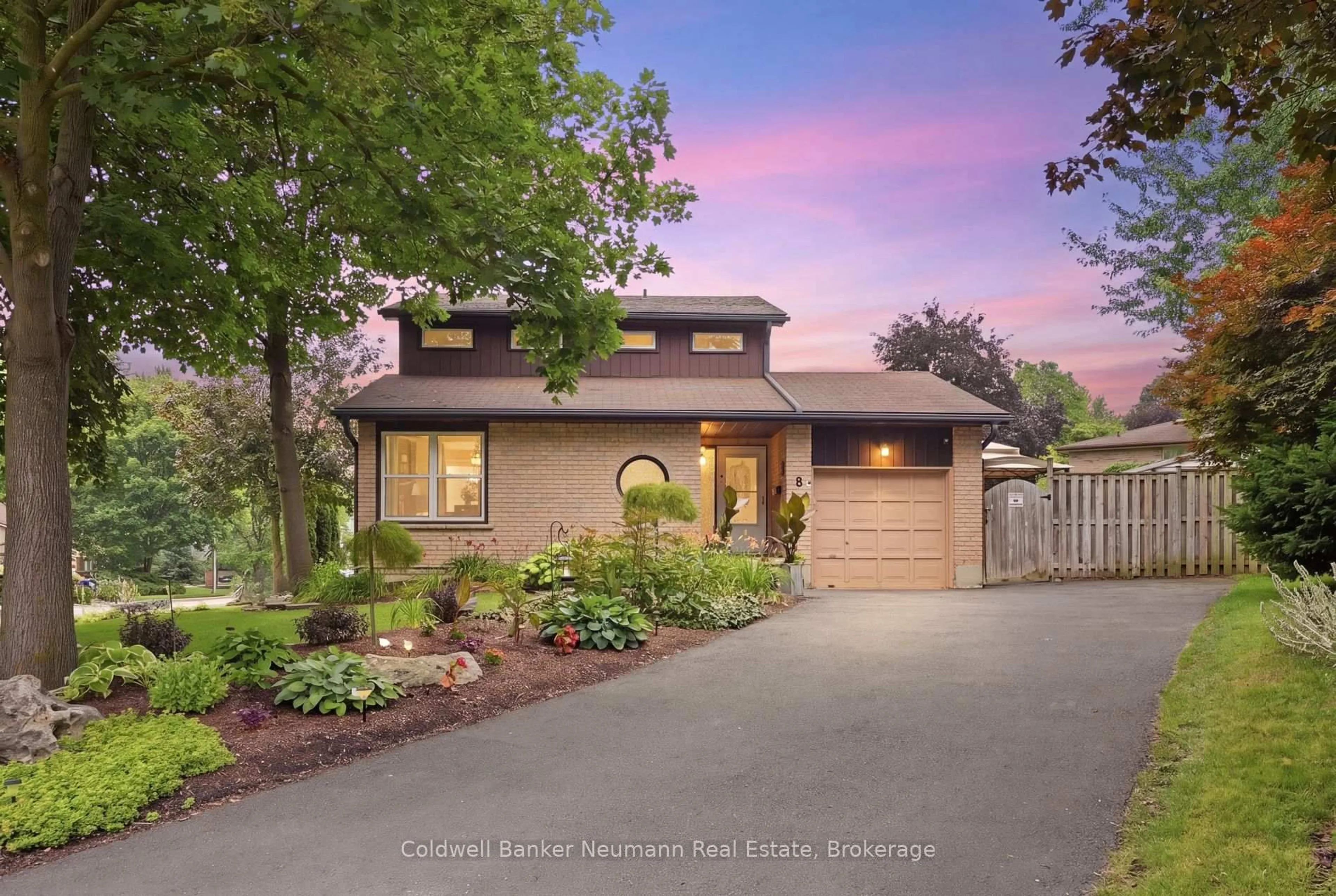 Unknown for 8 Pickwick Pl, Guelph Ontario N1H 7V8