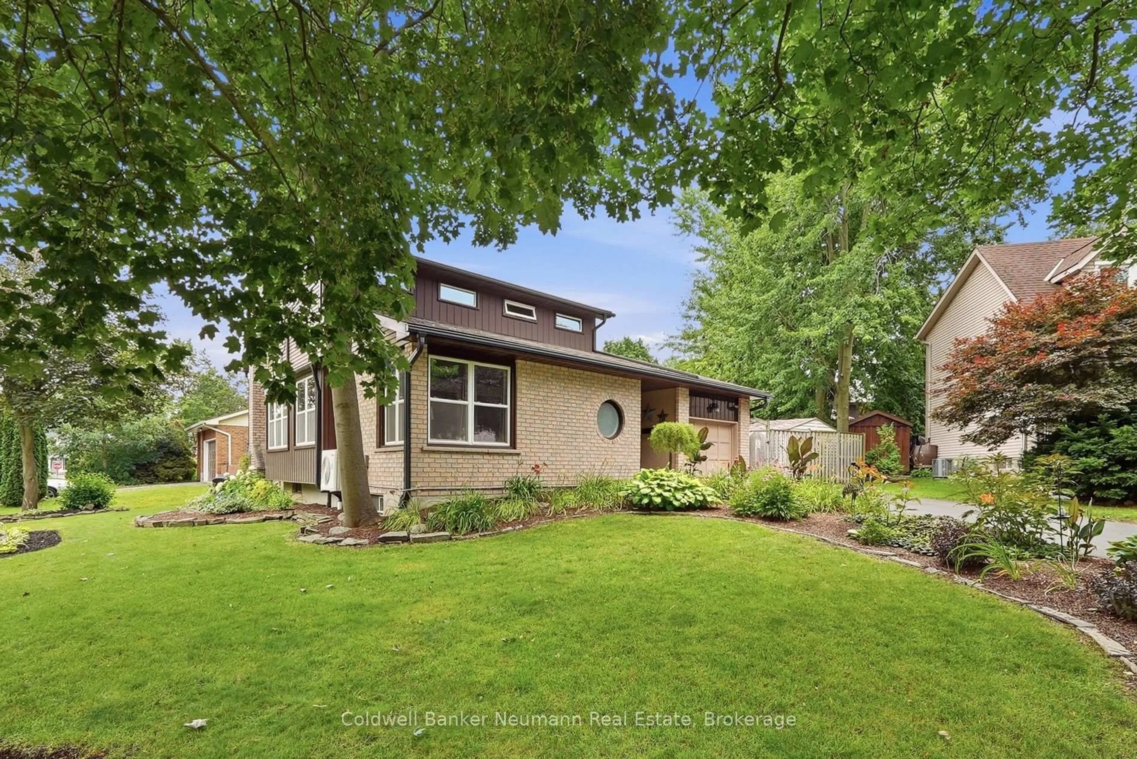 A pic from outside/outdoor area/front of a property/back of a property/a pic from drone, street for 8 Pickwick Pl, Guelph Ontario N1H 7V8