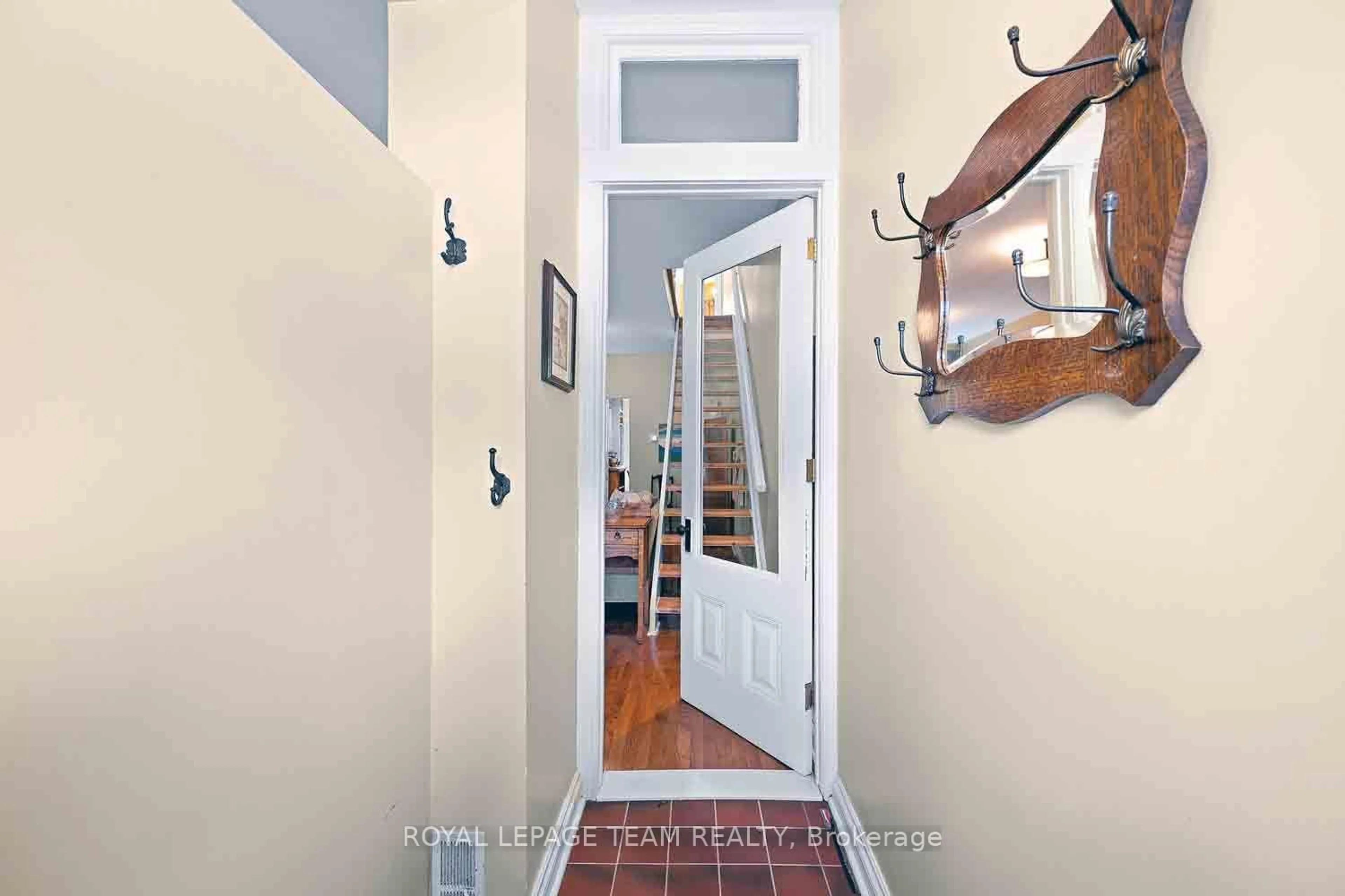Indoor entryway for 236 Cathcart St, Ottawa Ontario K1N 5C3