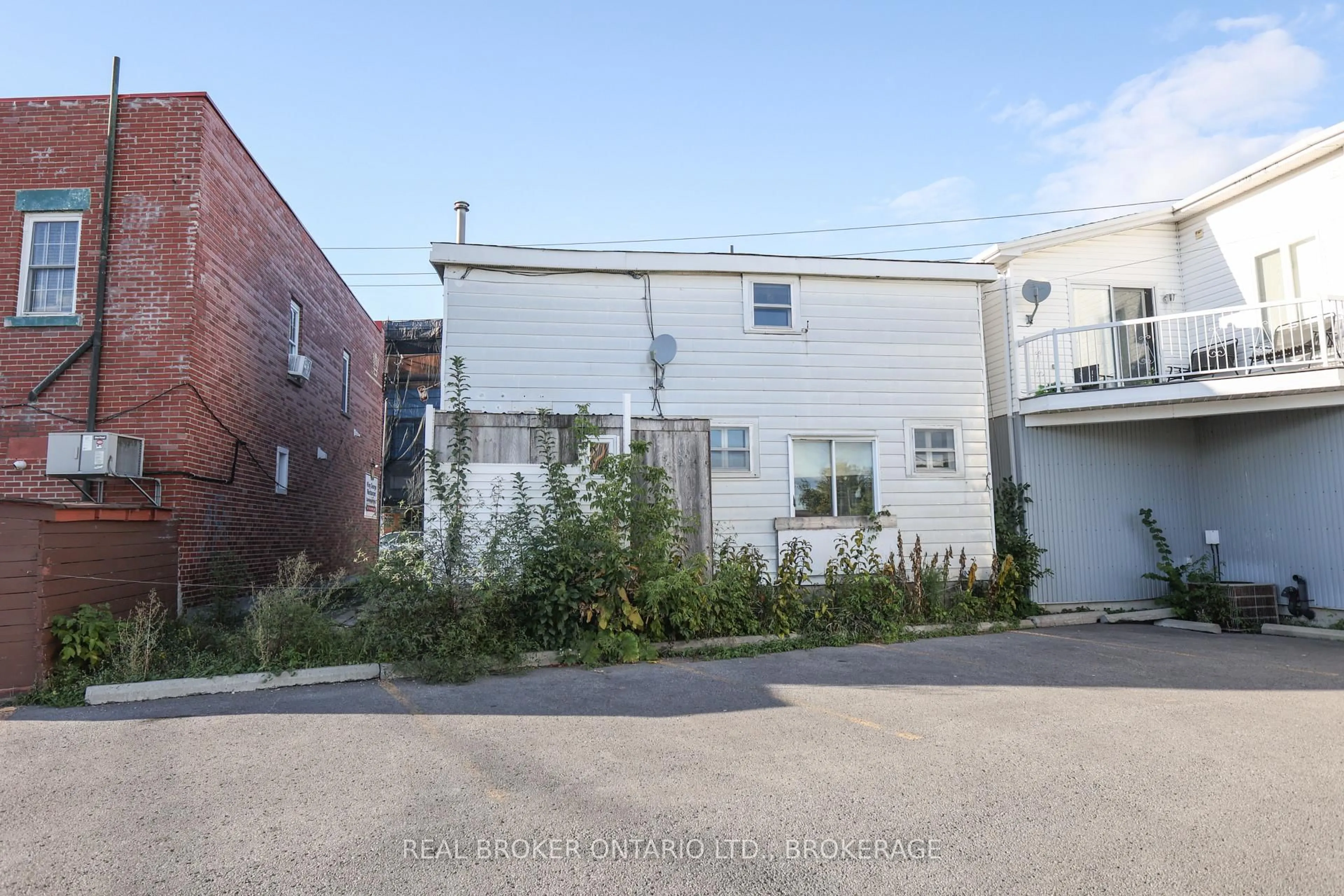 A pic from outside/outdoor area/front of a property/back of a property/a pic from drone, street for 407 Montreal Rd, Cornwall Ontario K6H 1B8