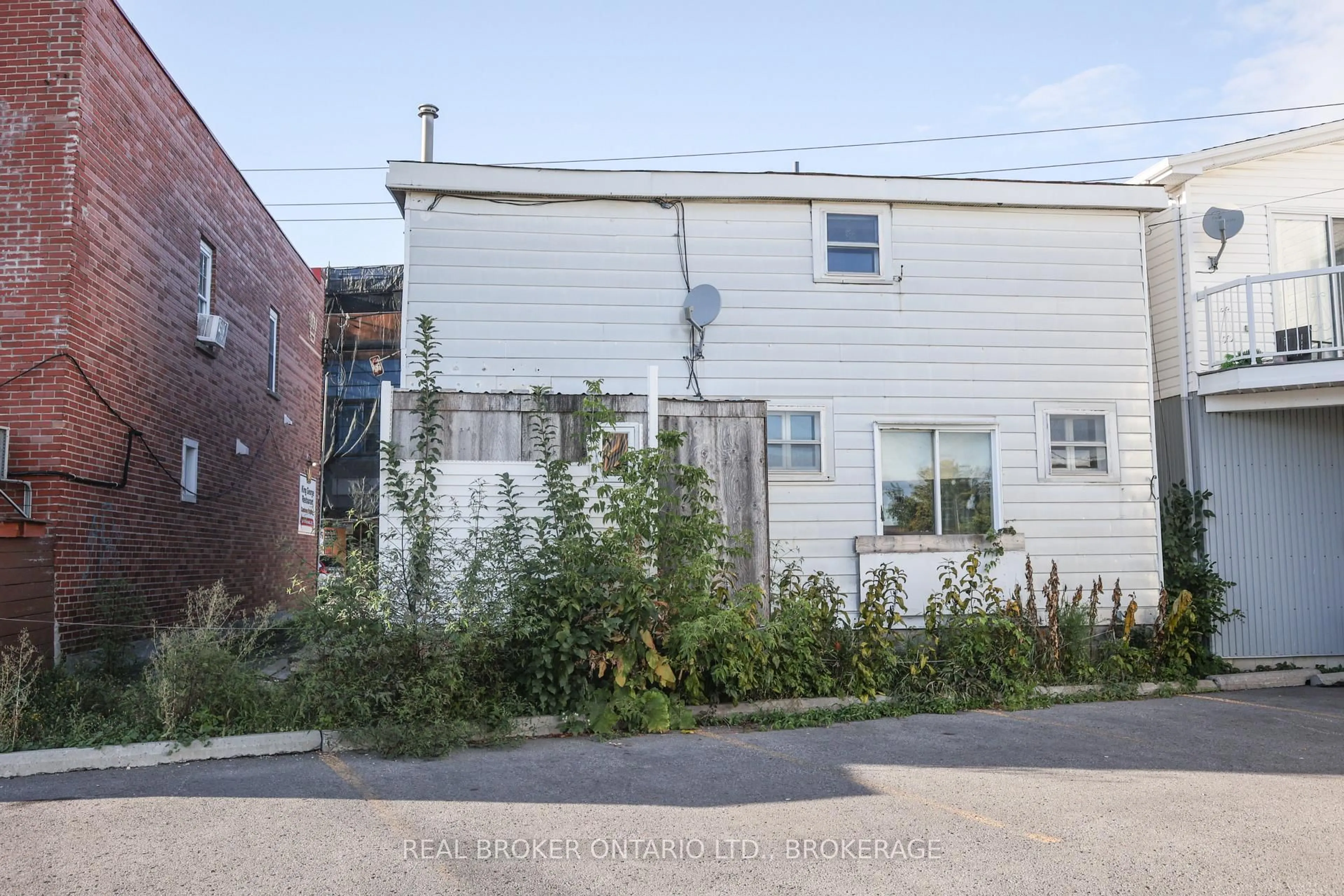A pic from outside/outdoor area/front of a property/back of a property/a pic from drone, street for 407 Montreal Rd, Cornwall Ontario K6H 1B8