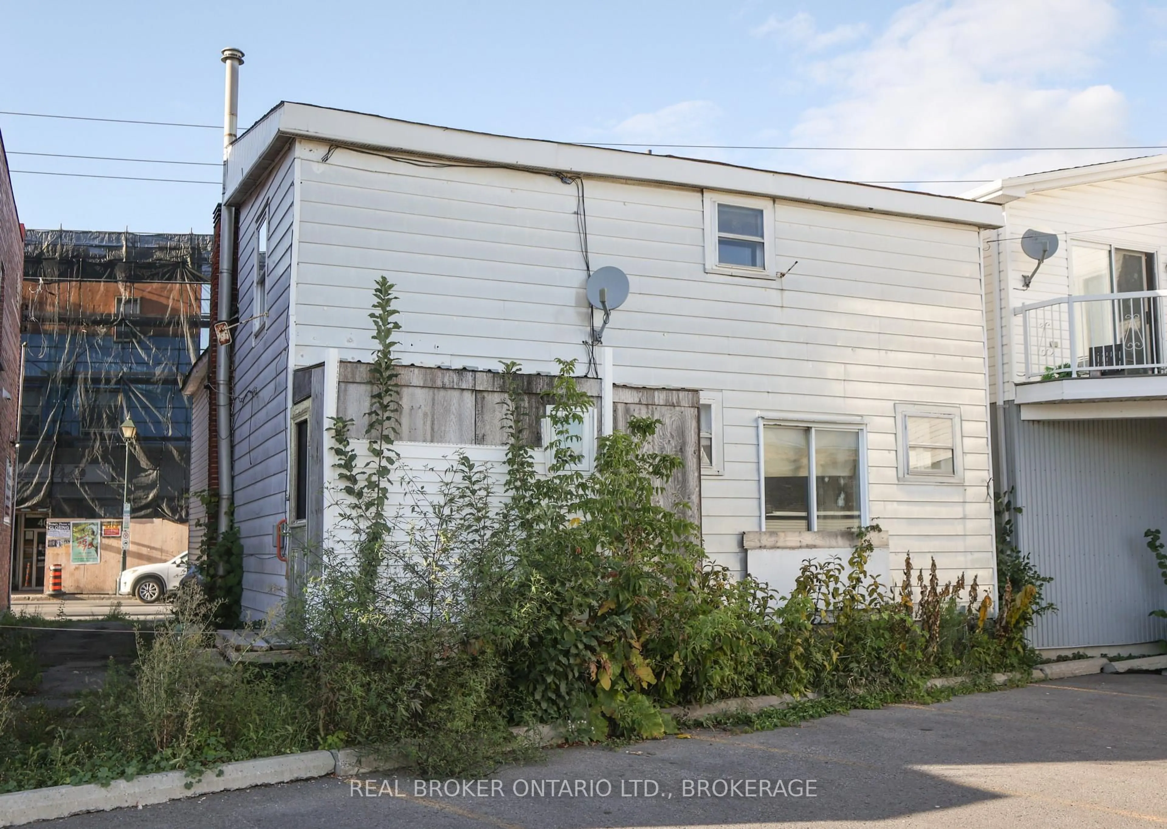 A pic from outside/outdoor area/front of a property/back of a property/a pic from drone, street for 407 Montreal Rd, Cornwall Ontario K6H 1B8