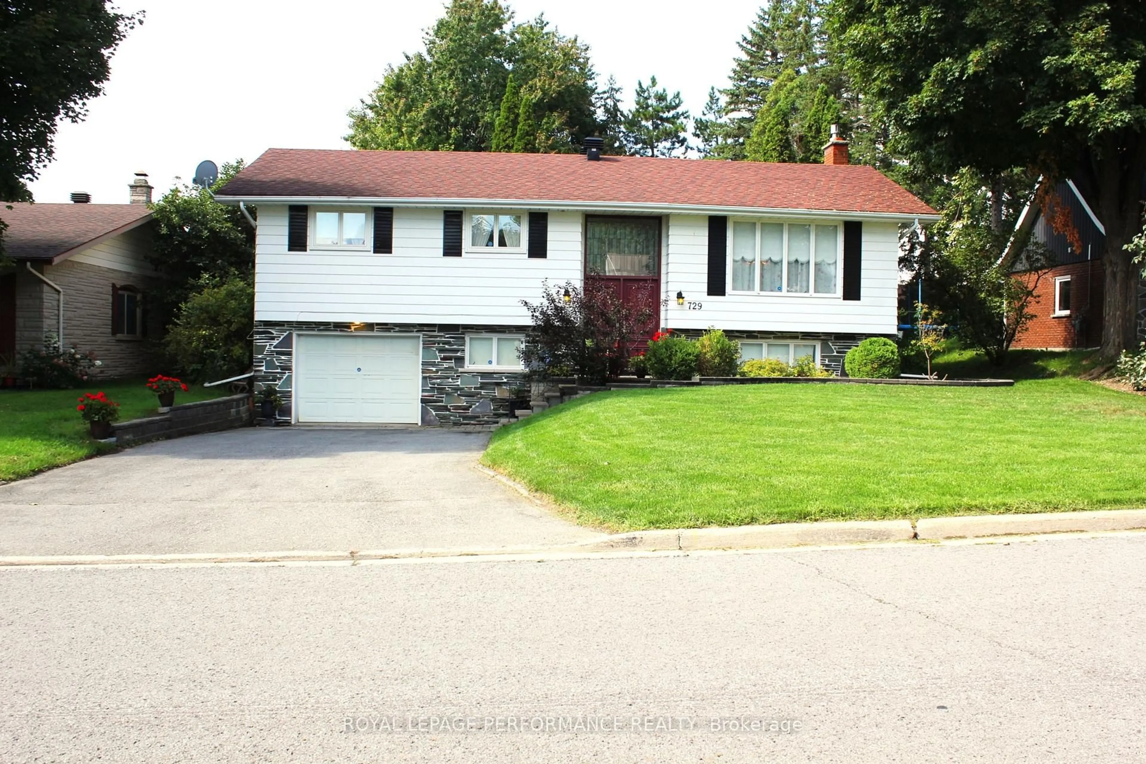 Home with vinyl exterior material, street for 729 Iroquois Dr, Cornwall Ontario K6H 5C6