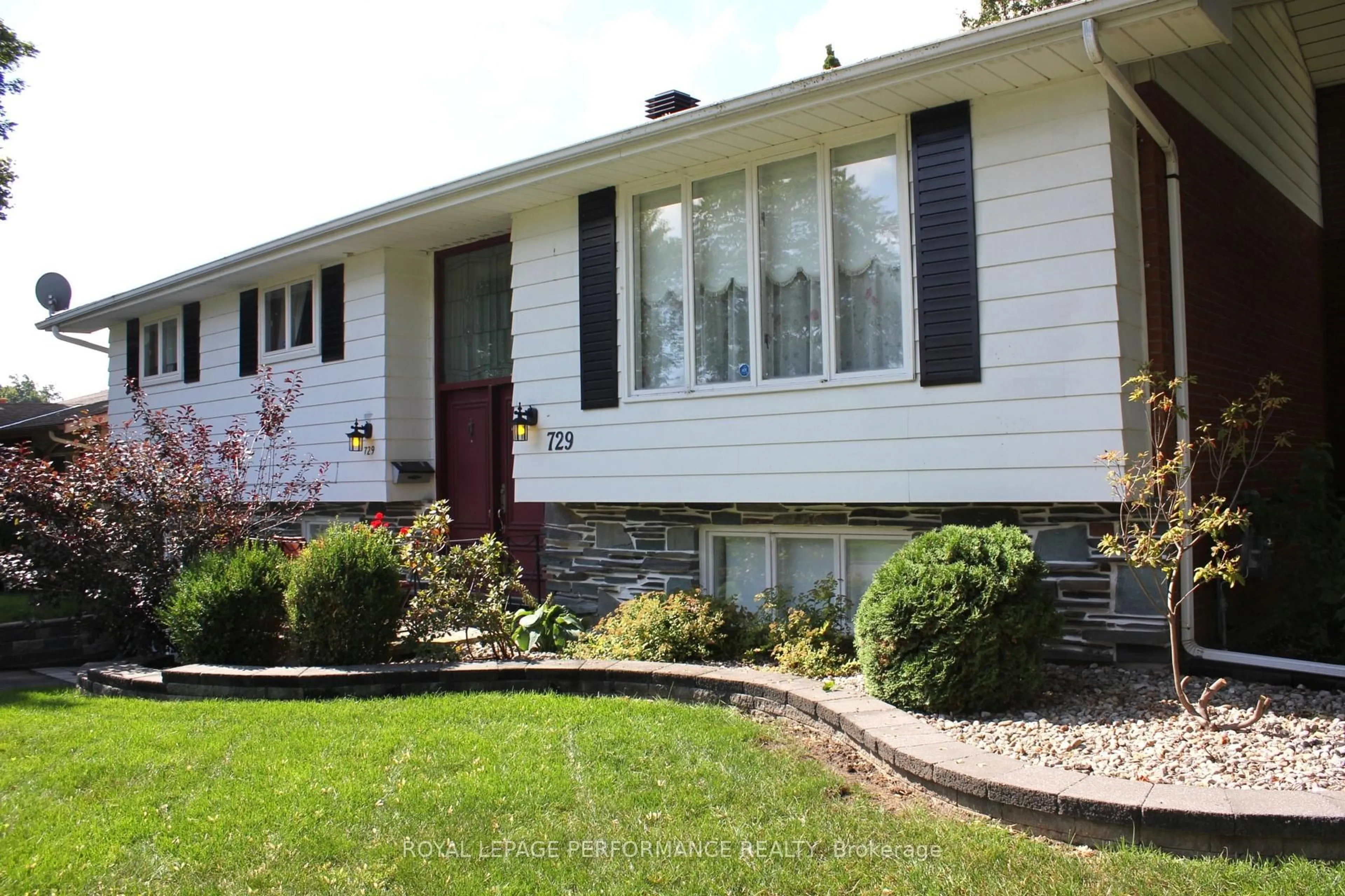 Home with vinyl exterior material, street for 729 Iroquois Dr, Cornwall Ontario K6H 5C6