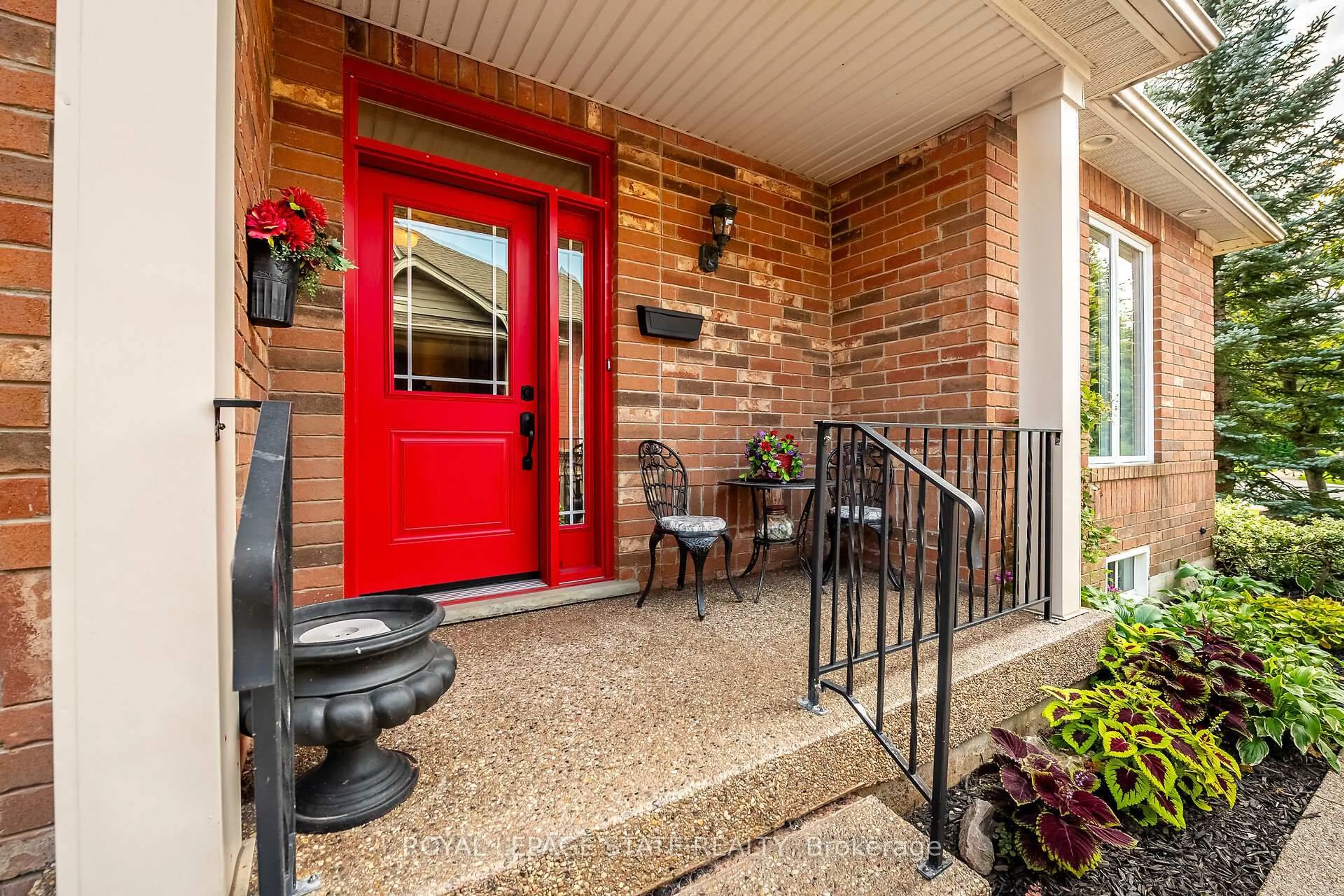 Indoor entryway for 159 Thoroughbred Blvd, Hamilton Ontario L9K 1N2