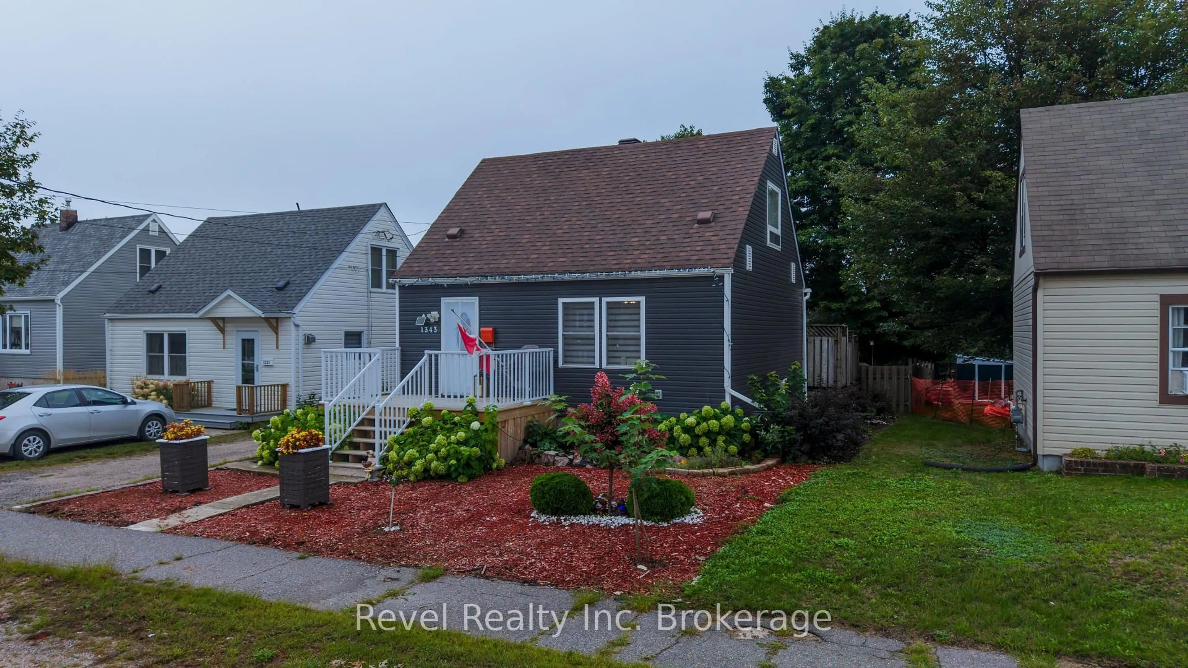 A pic from outside/outdoor area/front of a property/back of a property/a pic from drone, street for 1343 Copeland St, North Bay Ontario P1B 3G2